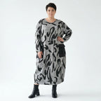 Oversize Kleid grau abstrakter Print Lagenlook Stretch AKH Premium Modeare modern weich bequem Damenmode große Größen Frankreich