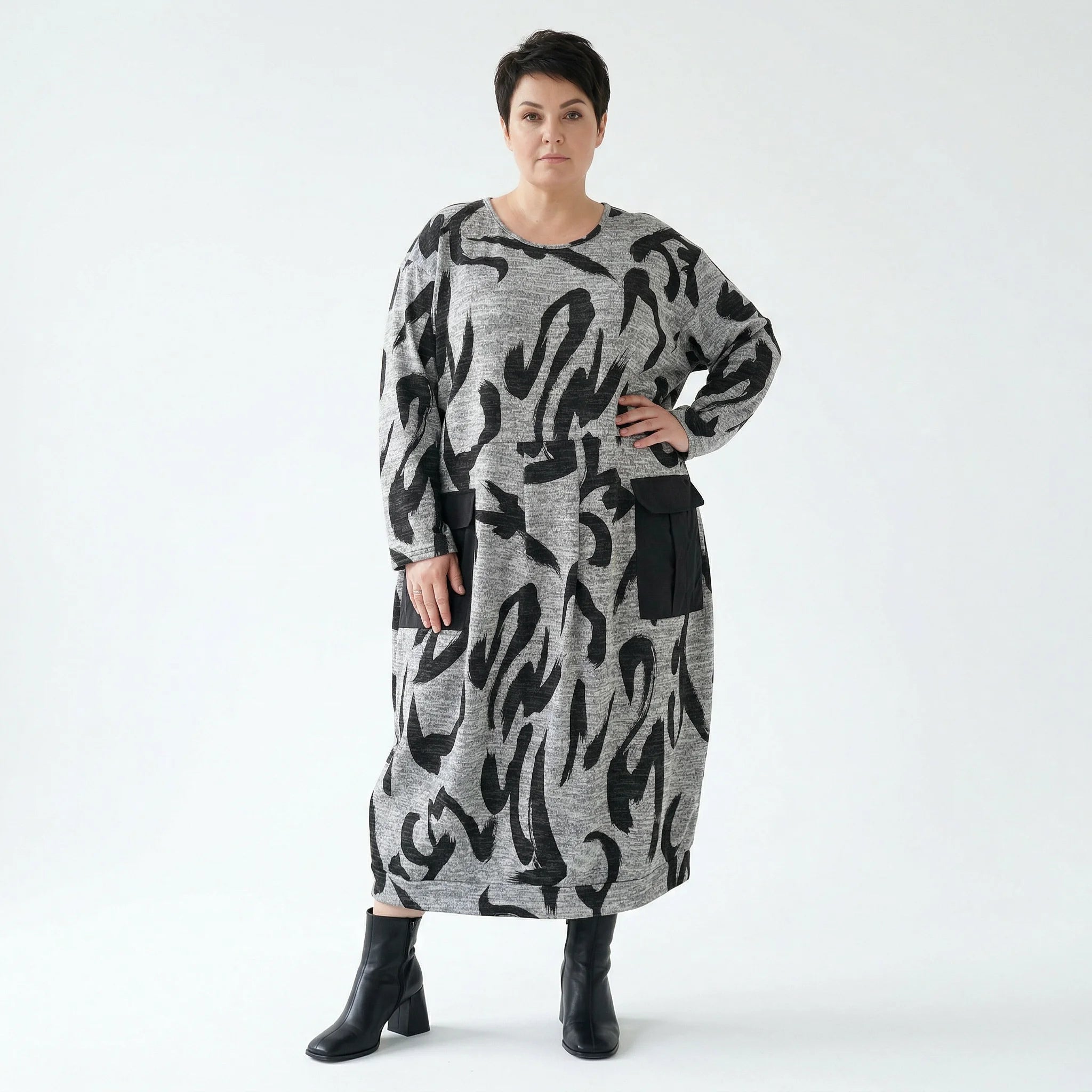 Oversize Kleid grau abstrakter Print Lagenlook Stretch AKH Premium Modeare modern weich bequem Damenmode große Größen Frankreich