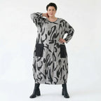 Oversize Kleid grau abstrakter Print Lagenlook Stretch AKH Premium Modeare modern weich bequem Damenmode große Größen Frankreich