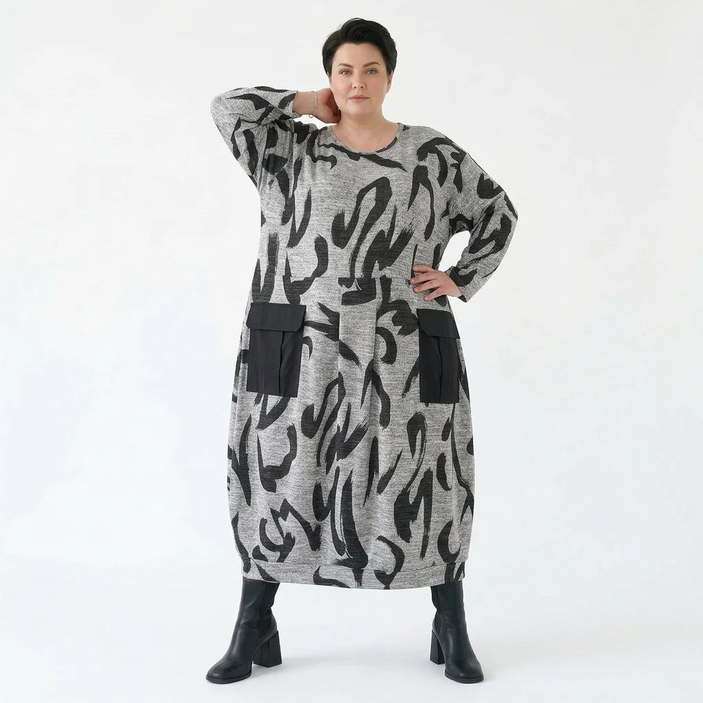 Oversize Kleid grau abstrakter Print Lagenlook Stretch AKH Premium Modeare modern weich bequem Damenmode große Größen Frankreich