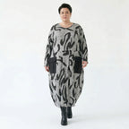 Oversize Kleid grau abstrakter Print Lagenlook Stretch AKH Premium Modeare modern weich bequem Damenmode große Größen Frankreich