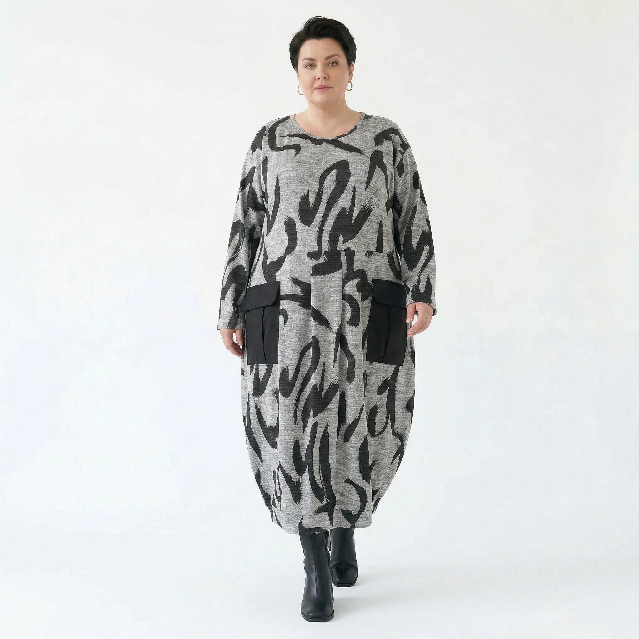 Oversize Kleid grau abstrakter Print Lagenlook Stretch AKH Premium Modeare modern weich bequem Damenmode große Größen Frankreich