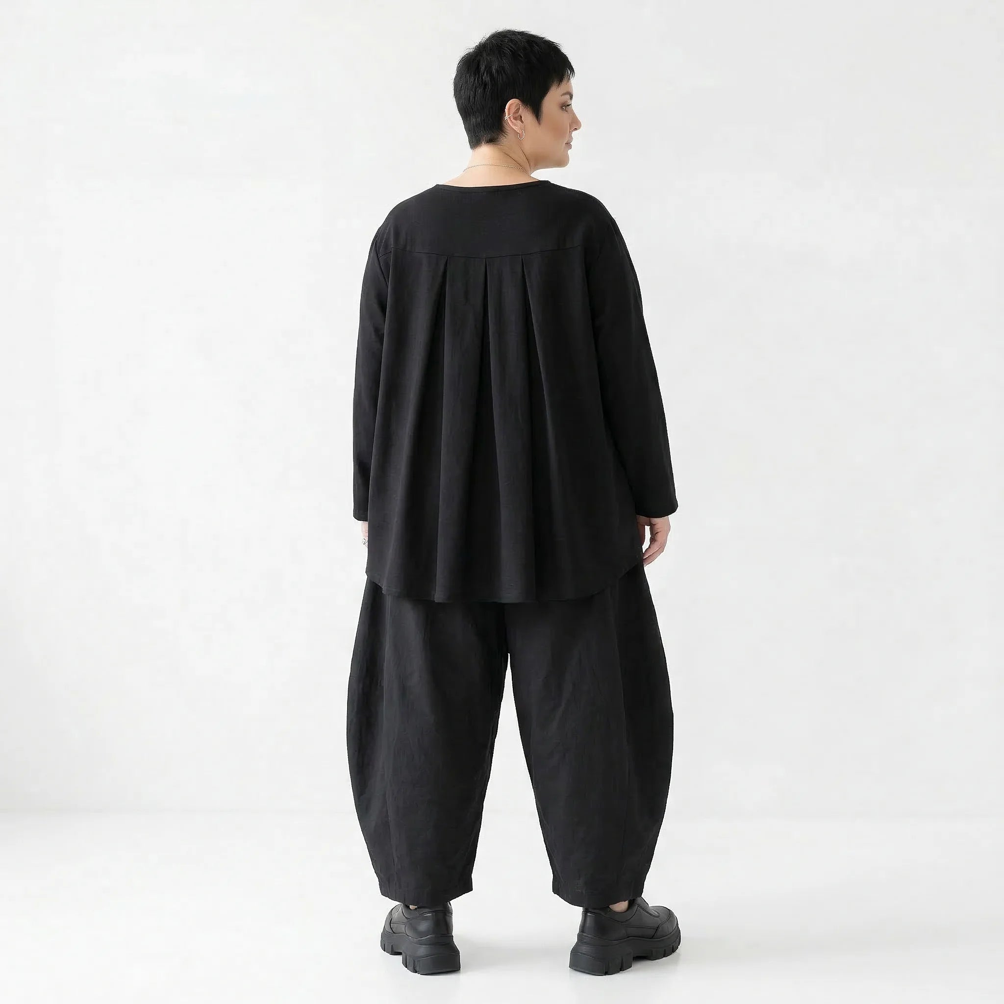 Milano Jersey Oversize Shirt mit Glocke in Schwarz von AKH Premium bei Modeare Lagenlook Damen Shirt elegant weich stretch