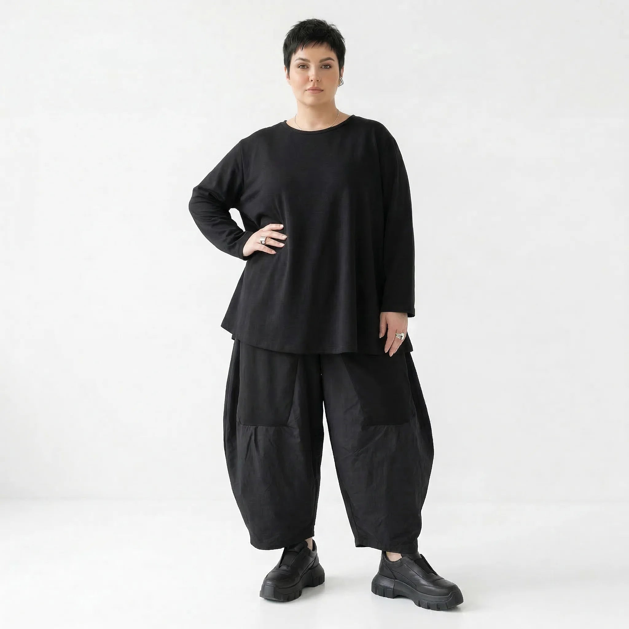 Milano Jersey Oversize Shirt mit Glocke in Schwarz von AKH Premium bei Modeare Lagenlook Damen Shirt elegant weich stretch