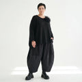 Oversize Strickshirt Schwarz Lagenlook Baumwolle AKH Premium bei Modeare Avantgarde Damenmode mit Blume und Destroyed Details