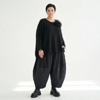 Oversize Strickshirt Schwarz Lagenlook Baumwolle AKH Premium bei Modeare Avantgarde Damenmode mit Blume und Destroyed Details