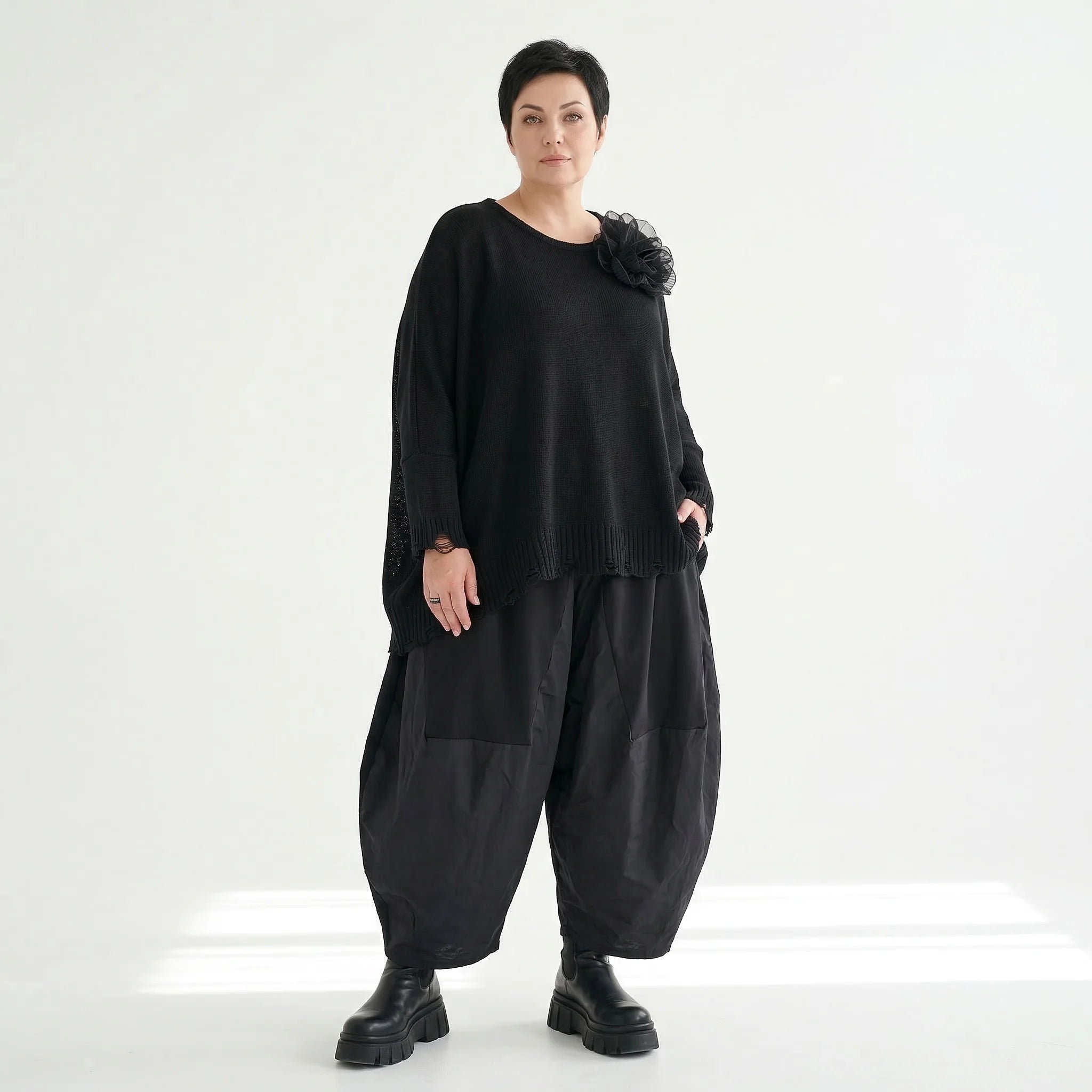 Oversize Strickshirt Schwarz Lagenlook Baumwolle AKH Premium bei Modeare Avantgarde Damenmode mit Blume und Destroyed Details