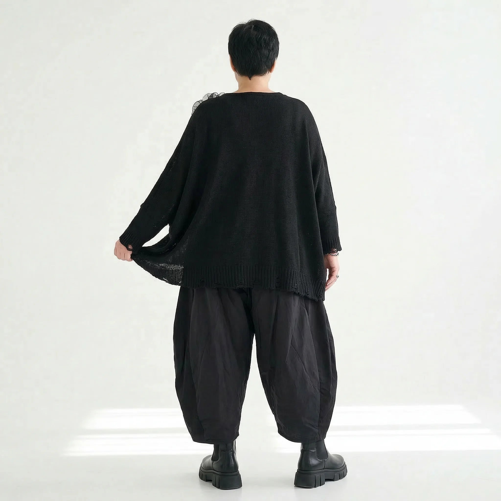 Oversize Strickshirt Schwarz Lagenlook Baumwolle AKH Premium bei Modeare Avantgarde Damenmode mit Blume und Destroyed Details