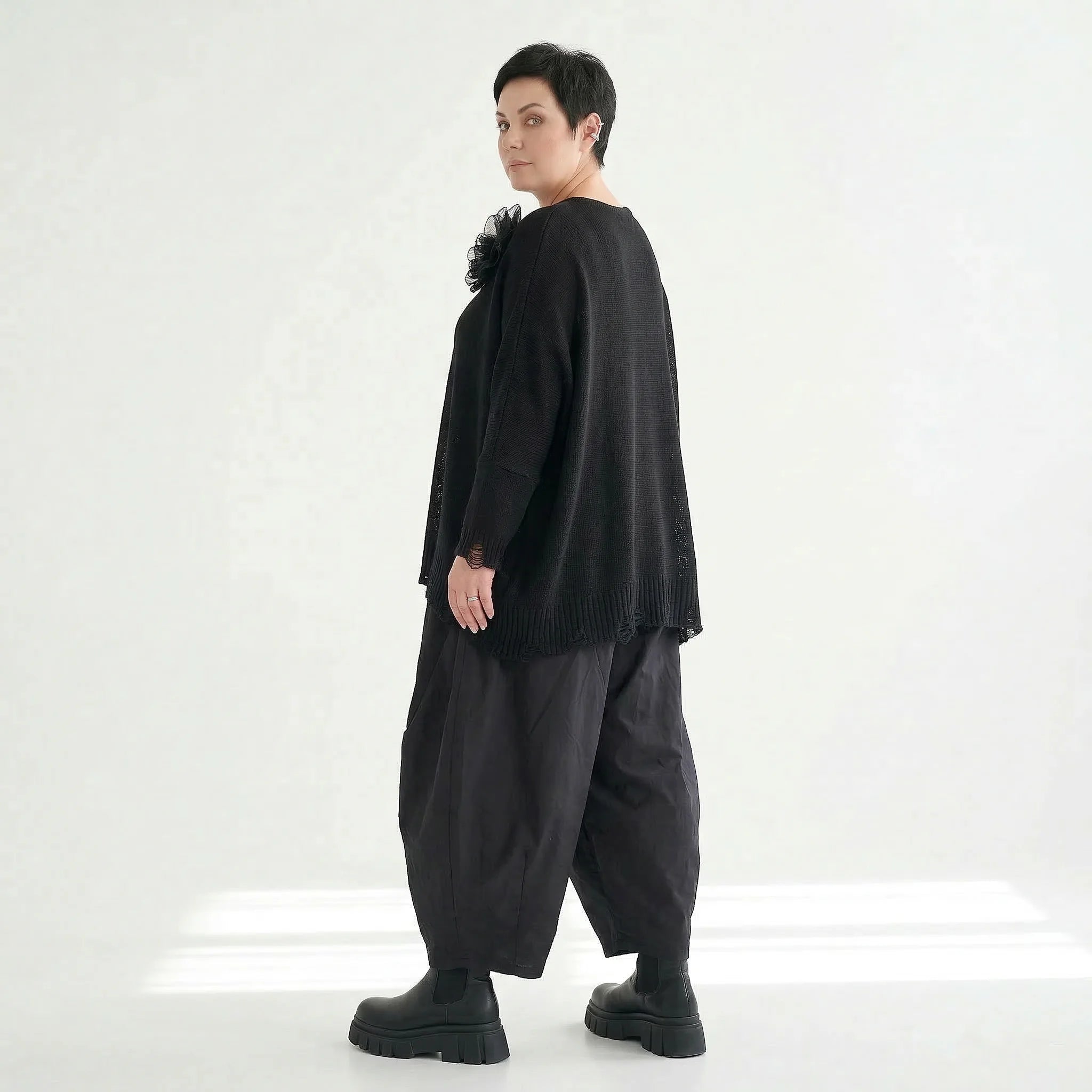 Oversize Strickshirt Schwarz Lagenlook Baumwolle AKH Premium bei Modeare Avantgarde Damenmode mit Blume und Destroyed Details