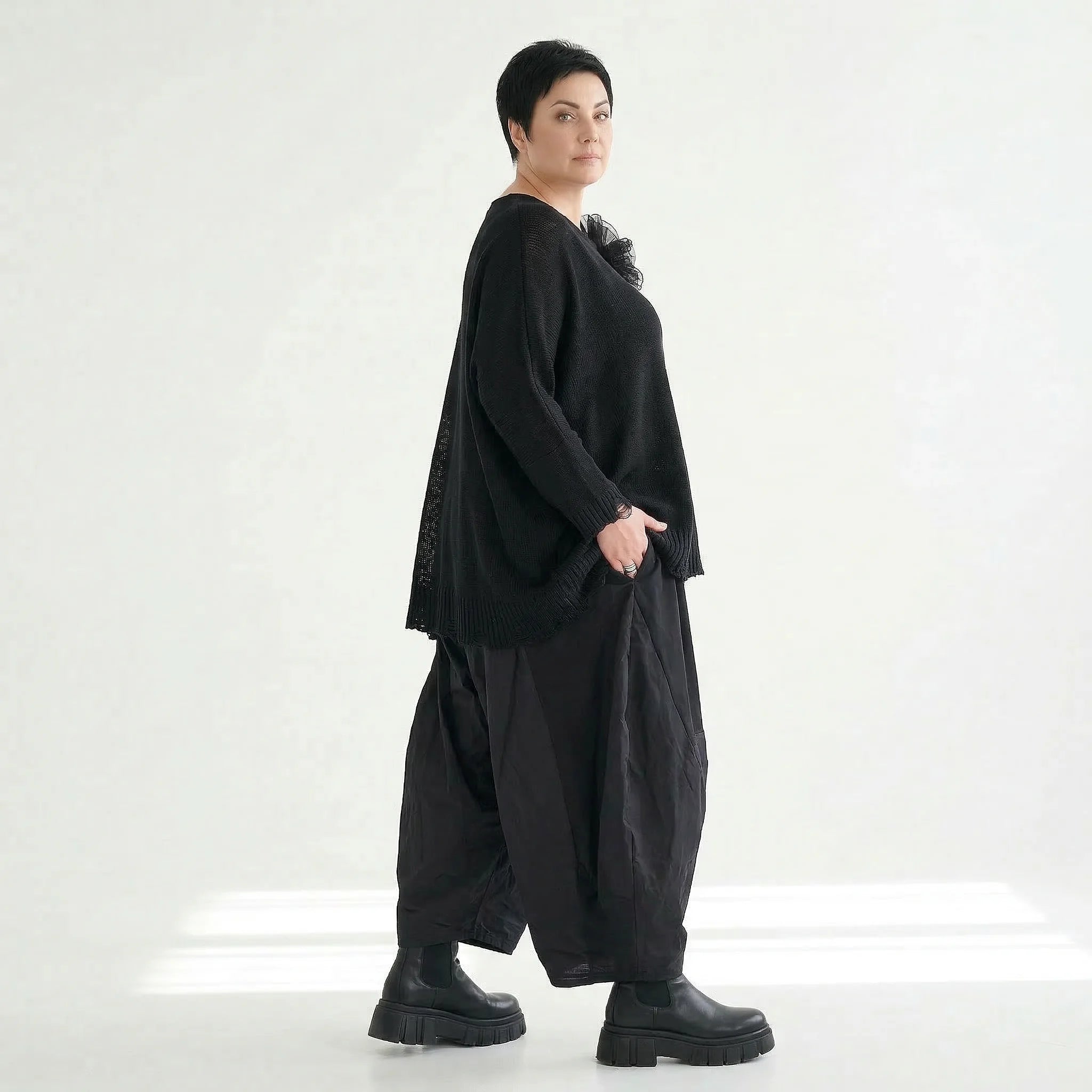 Oversize Strickshirt Schwarz Lagenlook Baumwolle AKH Premium bei Modeare Avantgarde Damenmode mit Blume und Destroyed Details