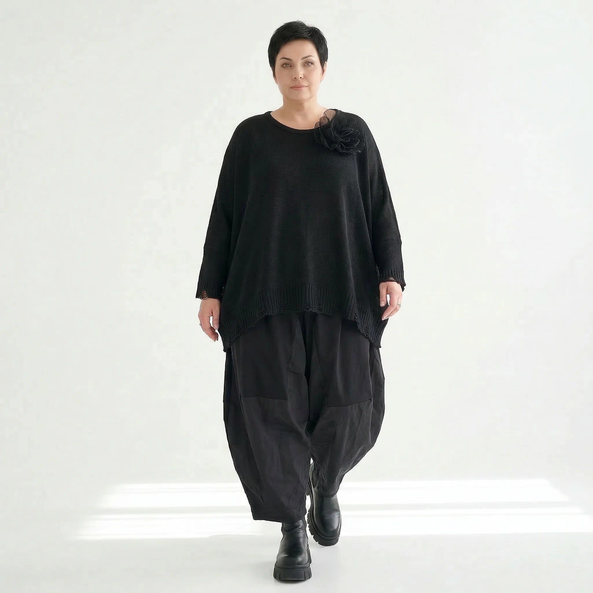 Oversize Strickshirt Schwarz Lagenlook Baumwolle AKH Premium bei Modeare Avantgarde Damenmode mit Blume und Destroyed Details