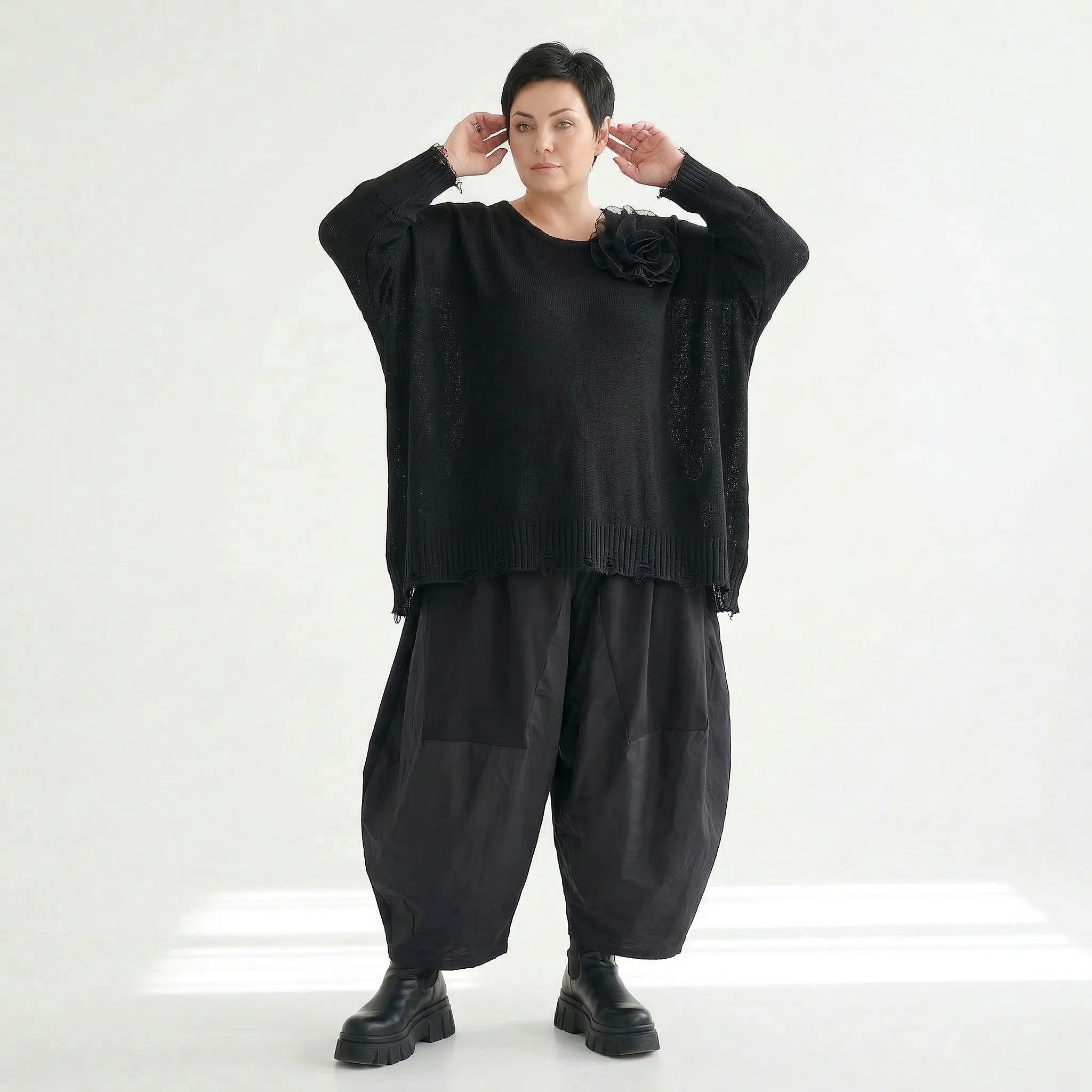 Oversize Strickshirt Schwarz Lagenlook Baumwolle AKH Premium bei Modeare Avantgarde Damenmode mit Blume und Destroyed Details