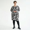 Oversize Tunika grau asymmetrisch abstrakter Print stretch AKH Premium Modeare Lagenlook Damen weich warm Übergang modern Style