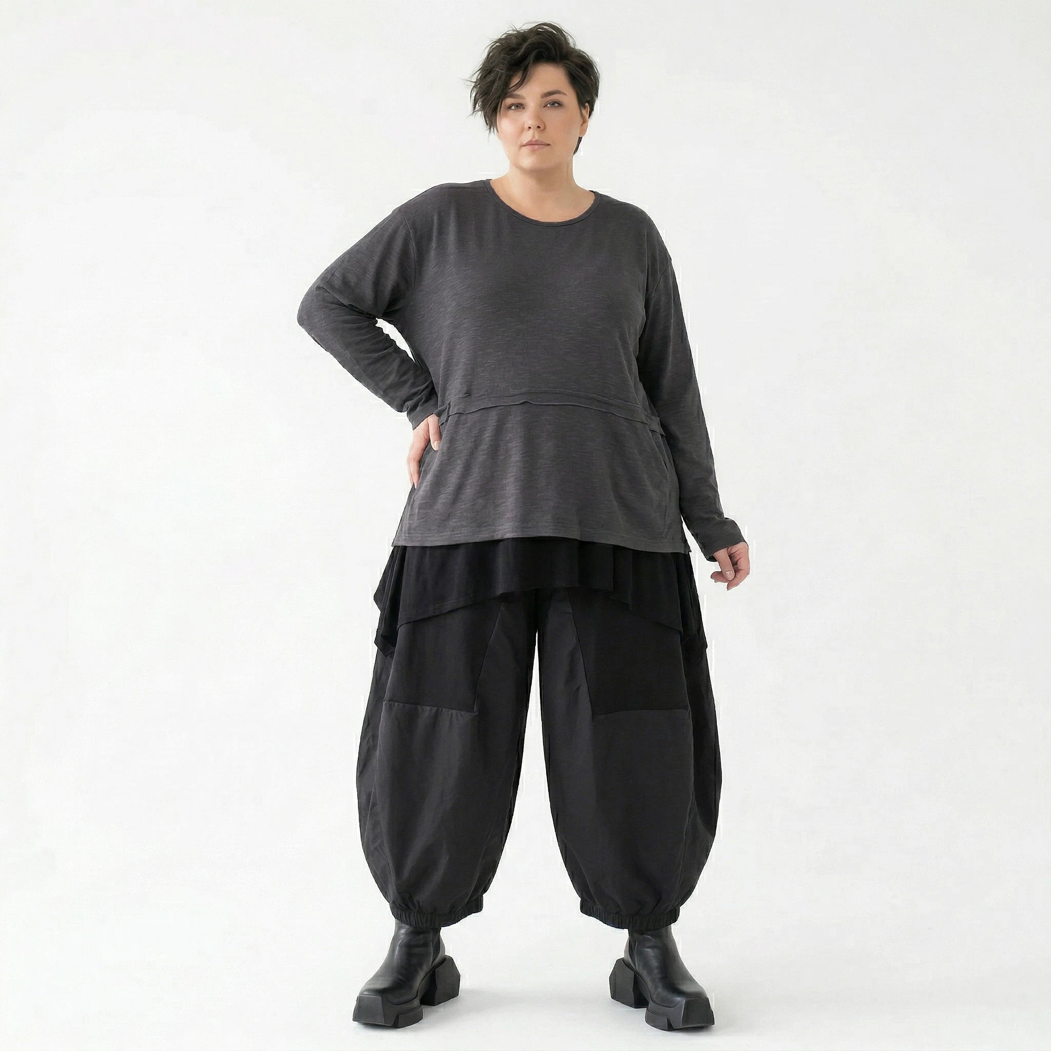 Oversize Feinstrick Shirt Damen anthrazit mit Taschen und Fransen Detail AKH Premium Modeare Lagenlook weich stretch Übergang