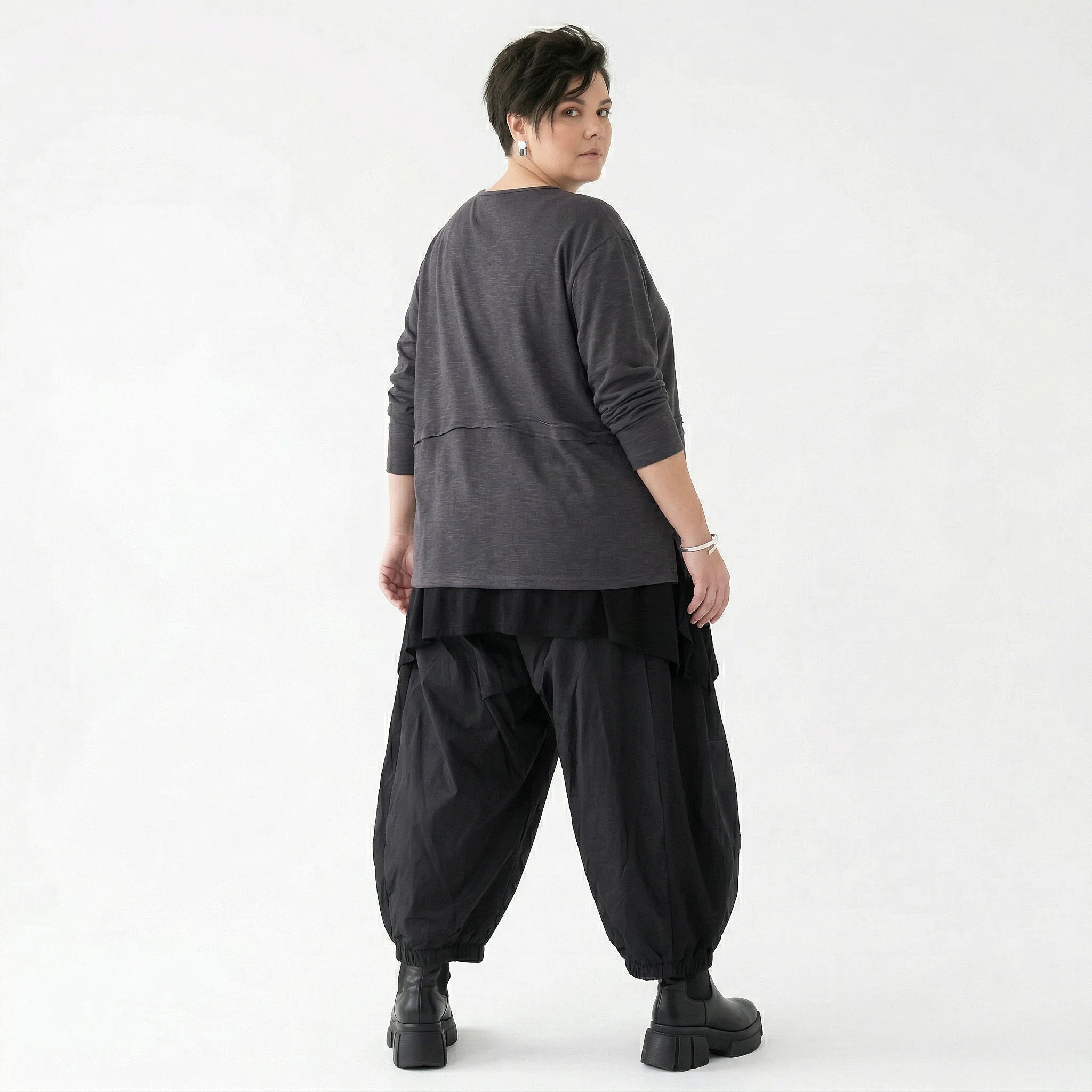 Oversize Feinstrick Shirt Damen anthrazit mit Taschen und Fransen Detail AKH Premium Modeare Lagenlook weich stretch Übergang