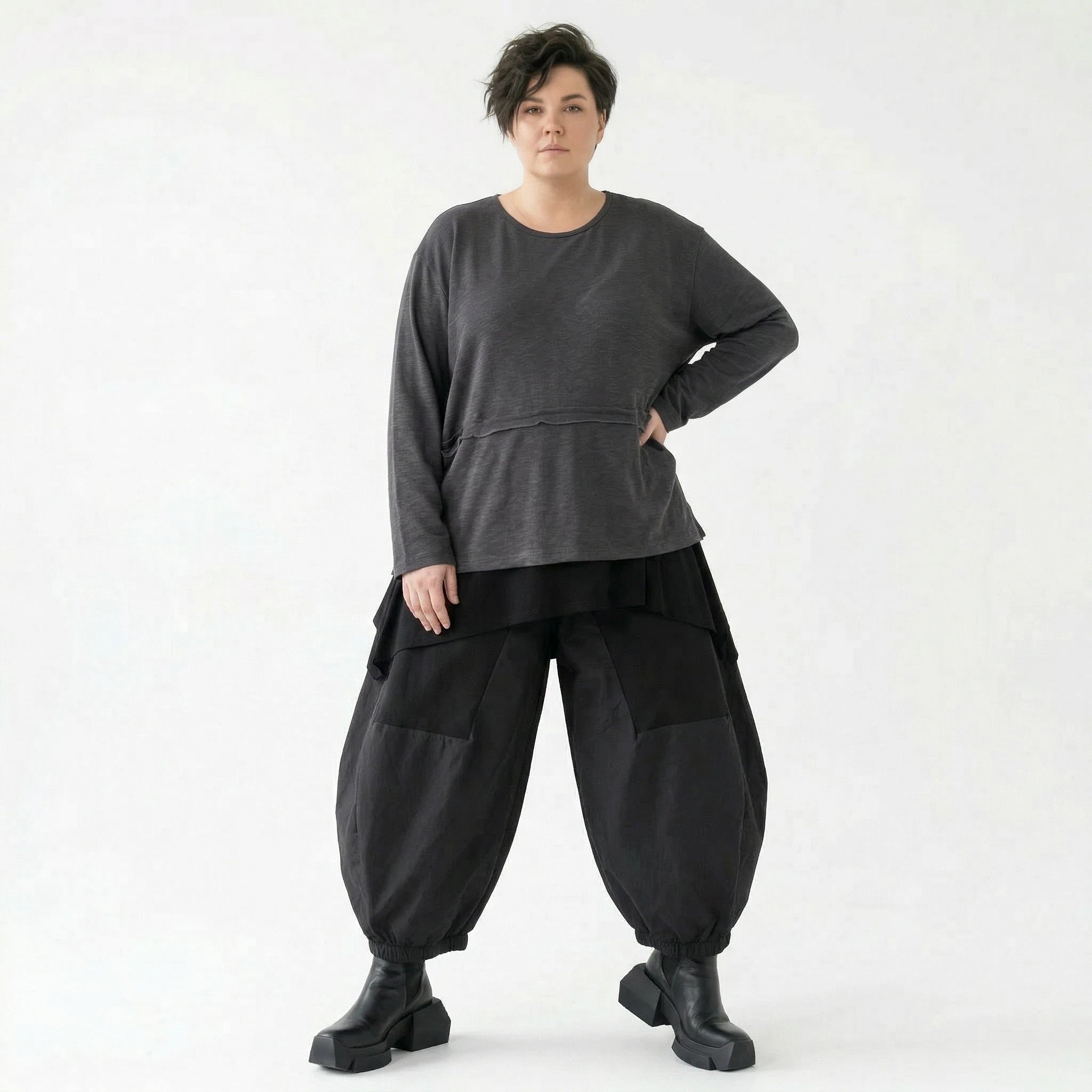 Oversize Feinstrick Shirt Damen anthrazit mit Taschen und Fransen Detail AKH Premium Modeare Lagenlook weich stretch Übergang