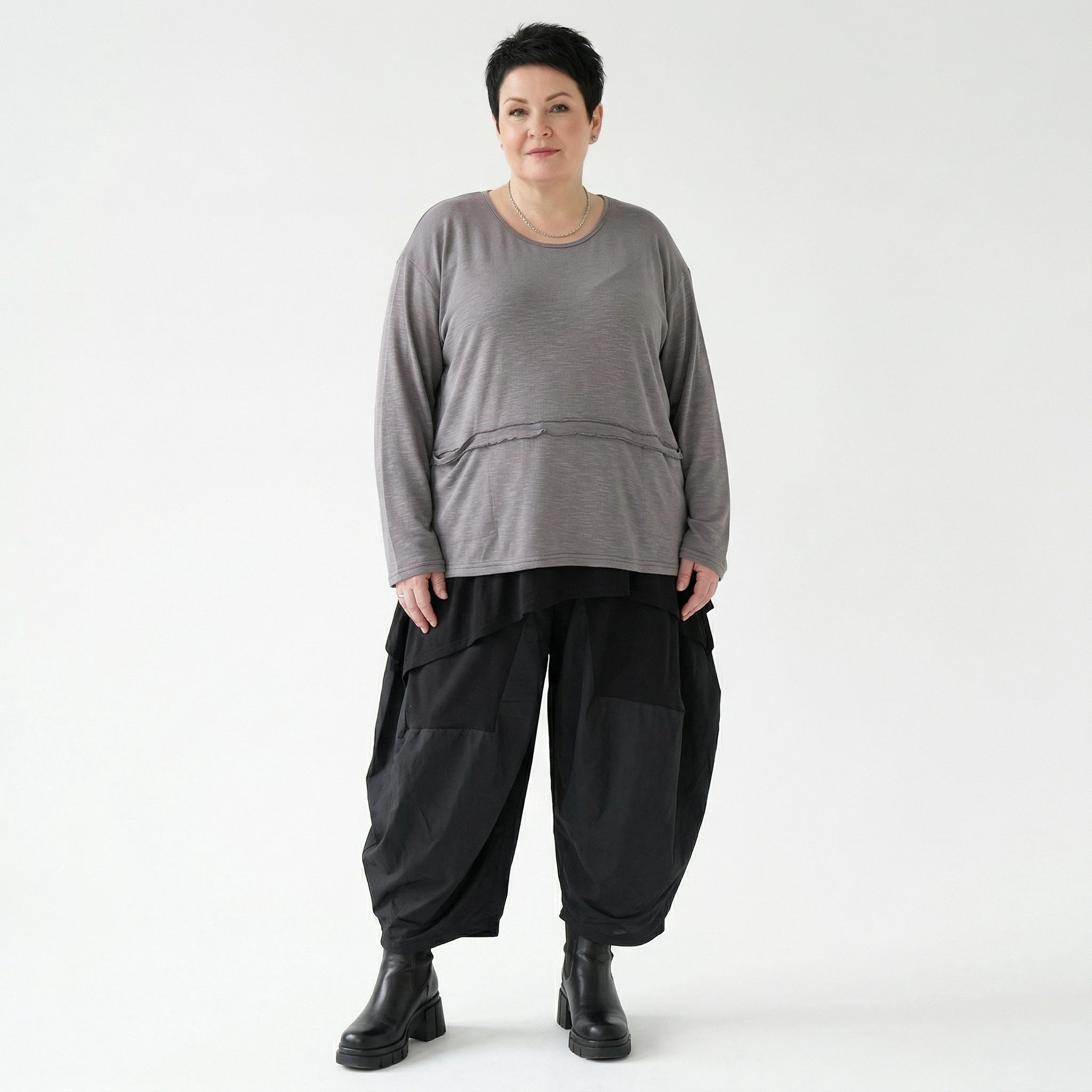 Oversize Shirt Damen taupe grau Feinstrick mit Taschen und Fransen Naht AKH Premium Modeare weich stretch Lagenlook modern