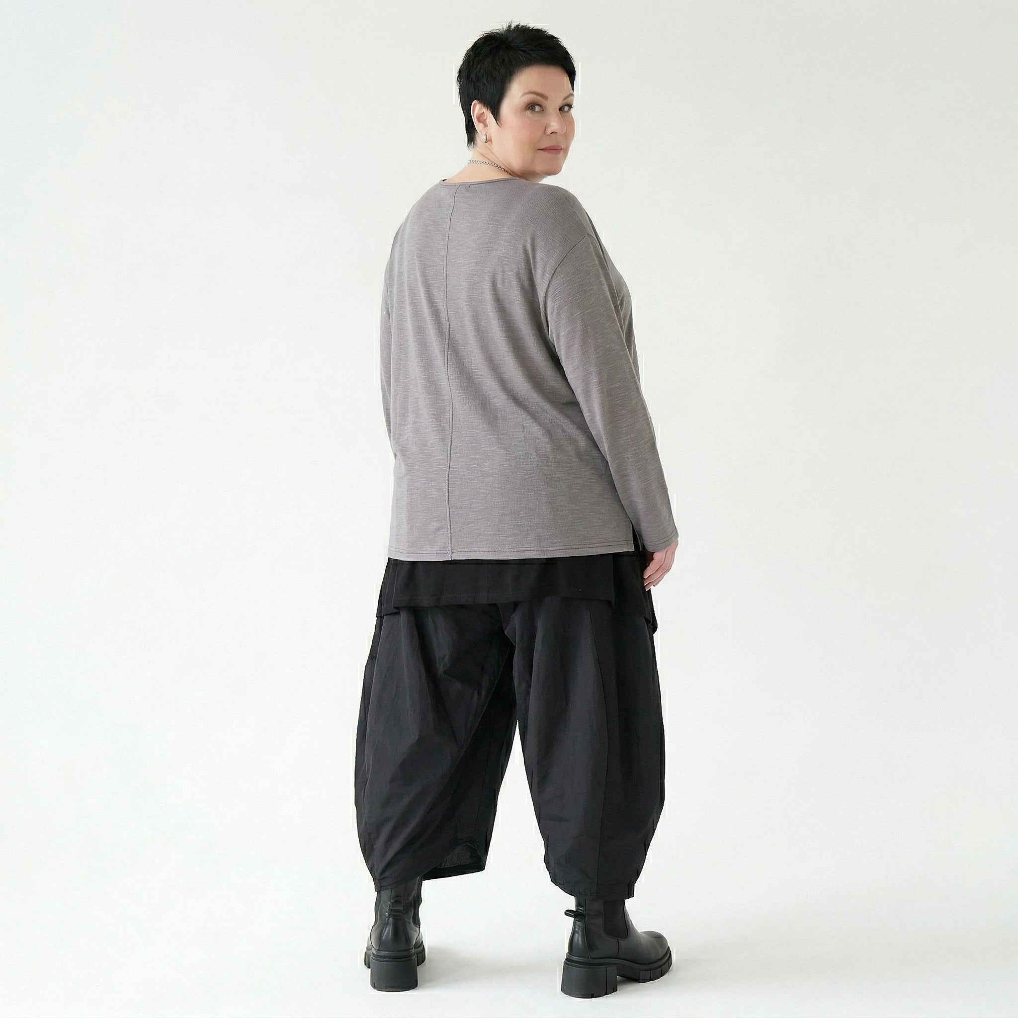 Oversize Shirt Damen taupe grau Feinstrick mit Taschen und Fransen Naht AKH Premium Modeare weich stretch Lagenlook modern