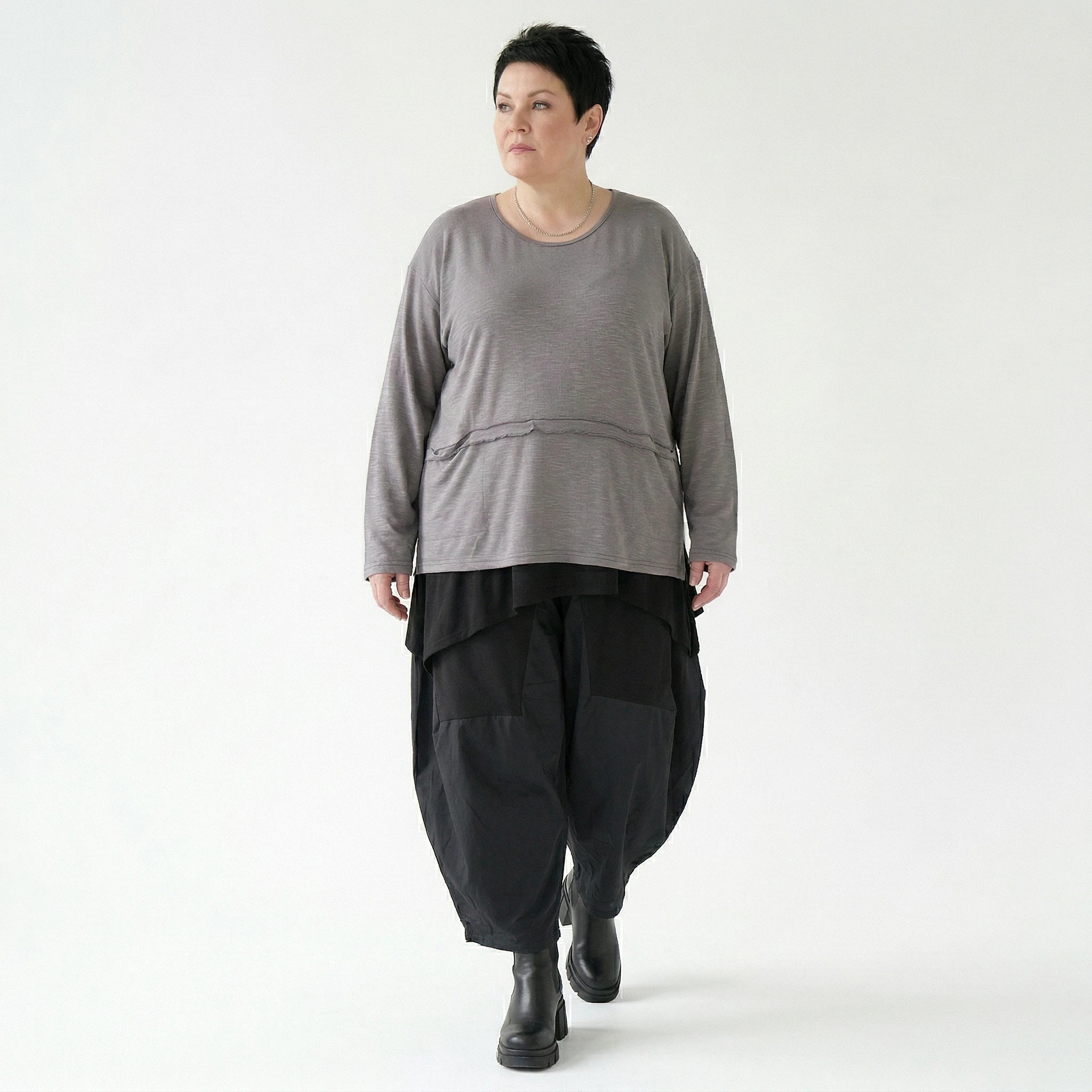 Oversize Shirt Damen taupe grau Feinstrick mit Taschen und Fransen Naht AKH Premium Modeare weich stretch Lagenlook modern