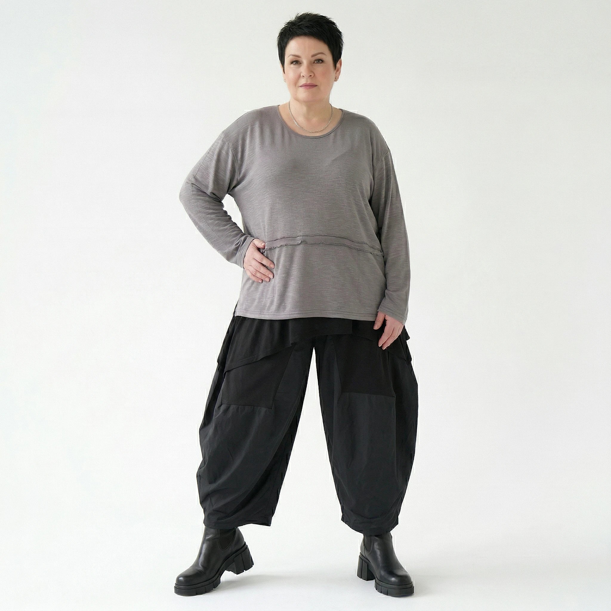Oversize Shirt Damen taupe grau Feinstrick mit Taschen und Fransen Naht AKH Premium Modeare weich stretch Lagenlook modern