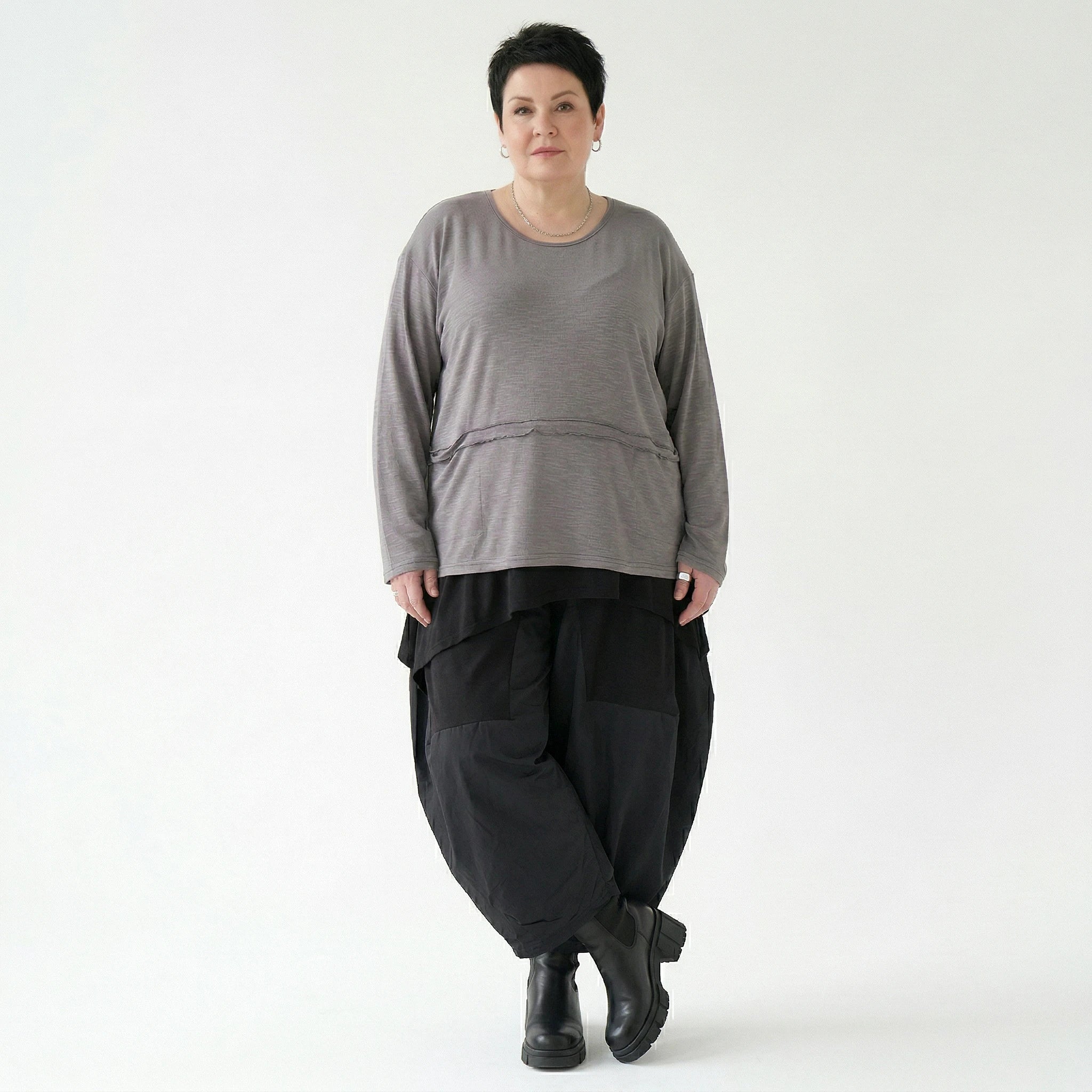 Oversize Shirt Damen taupe grau Feinstrick mit Taschen und Fransen Naht AKH Premium Modeare weich stretch Lagenlook modern