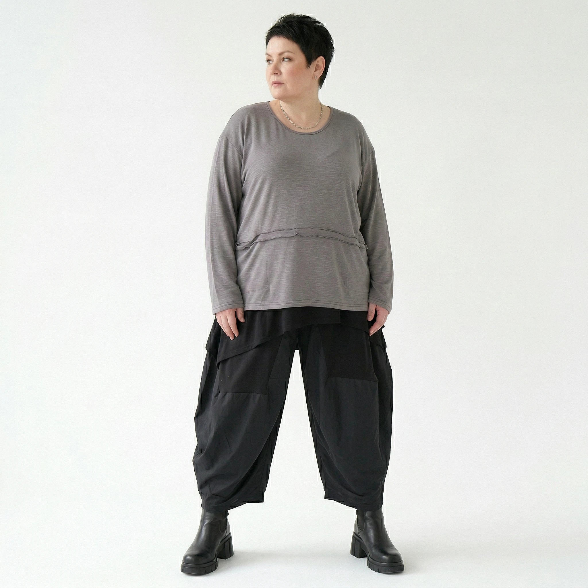 Oversize Shirt Damen taupe grau Feinstrick mit Taschen und Fransen Naht AKH Premium Modeare weich stretch Lagenlook modern