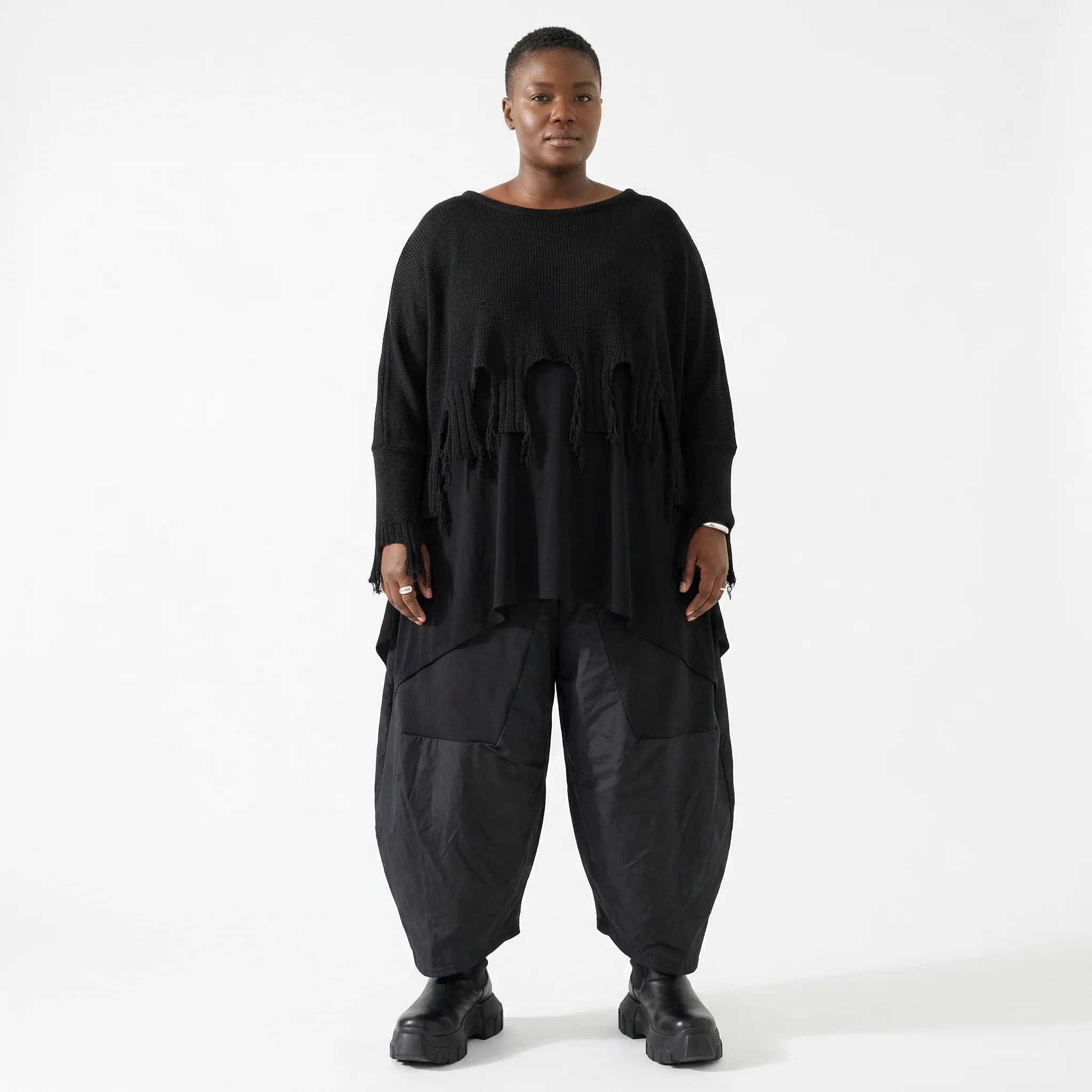 Oversize Strick Überwurf aus Baumwolle mit Destroyed Optik von AKH Premium bei Modeare Lagenlook Damen Pullover Schwarz