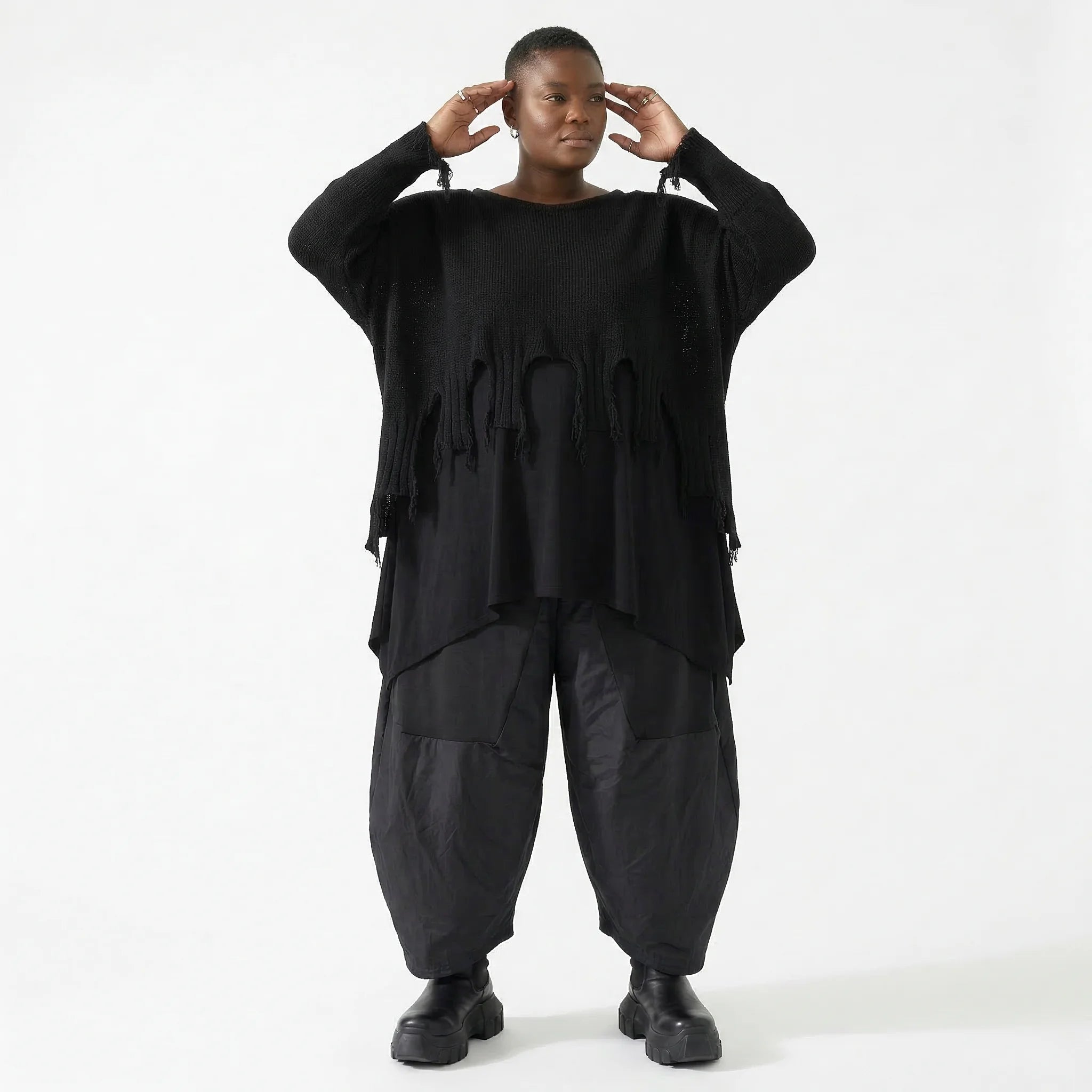 Oversize Strick Überwurf aus Baumwolle mit Destroyed Optik von AKH Premium bei Modeare Lagenlook Damen Pullover Schwarz