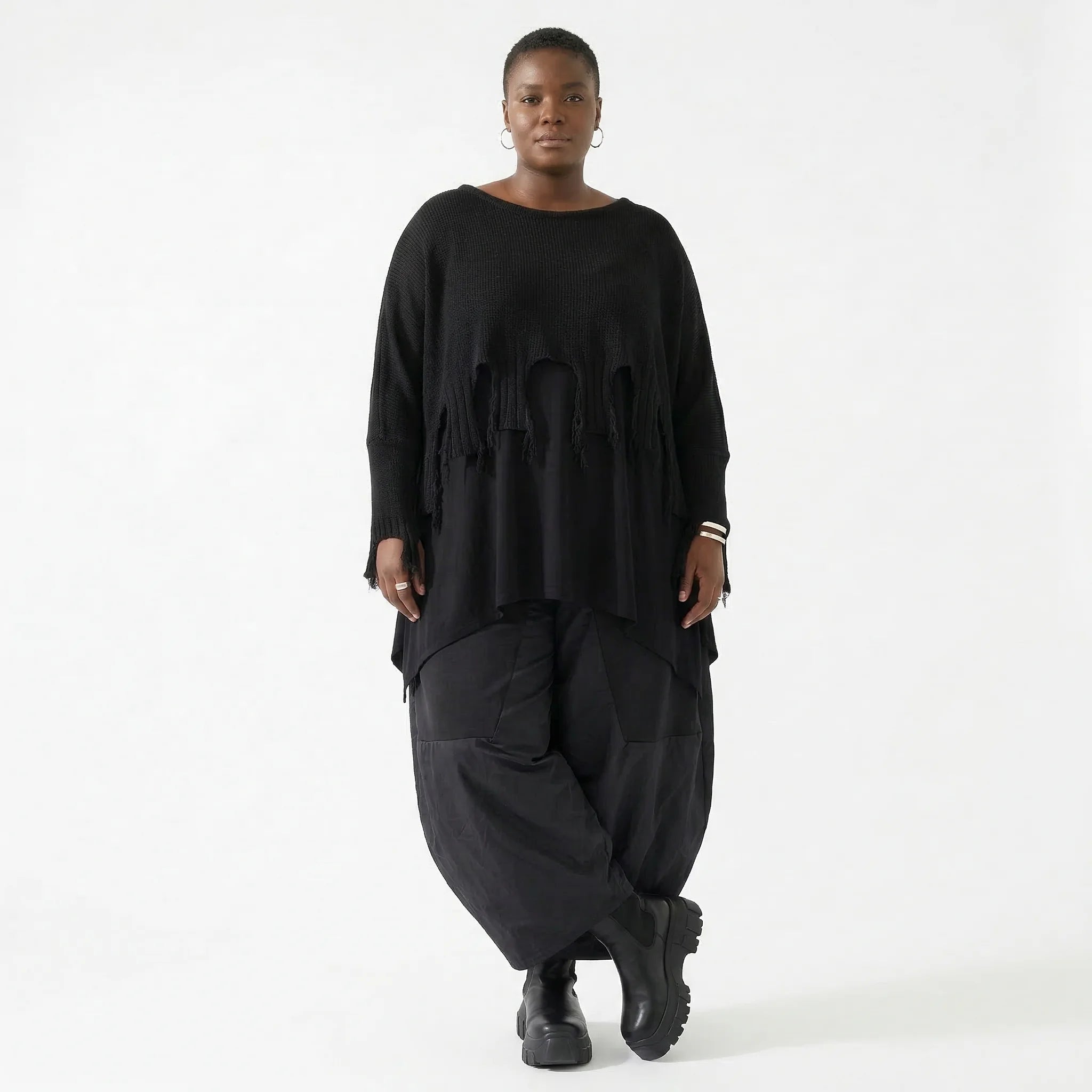 Oversize Strick Überwurf aus Baumwolle mit Destroyed Optik von AKH Premium bei Modeare Lagenlook Damen Pullover Schwarz