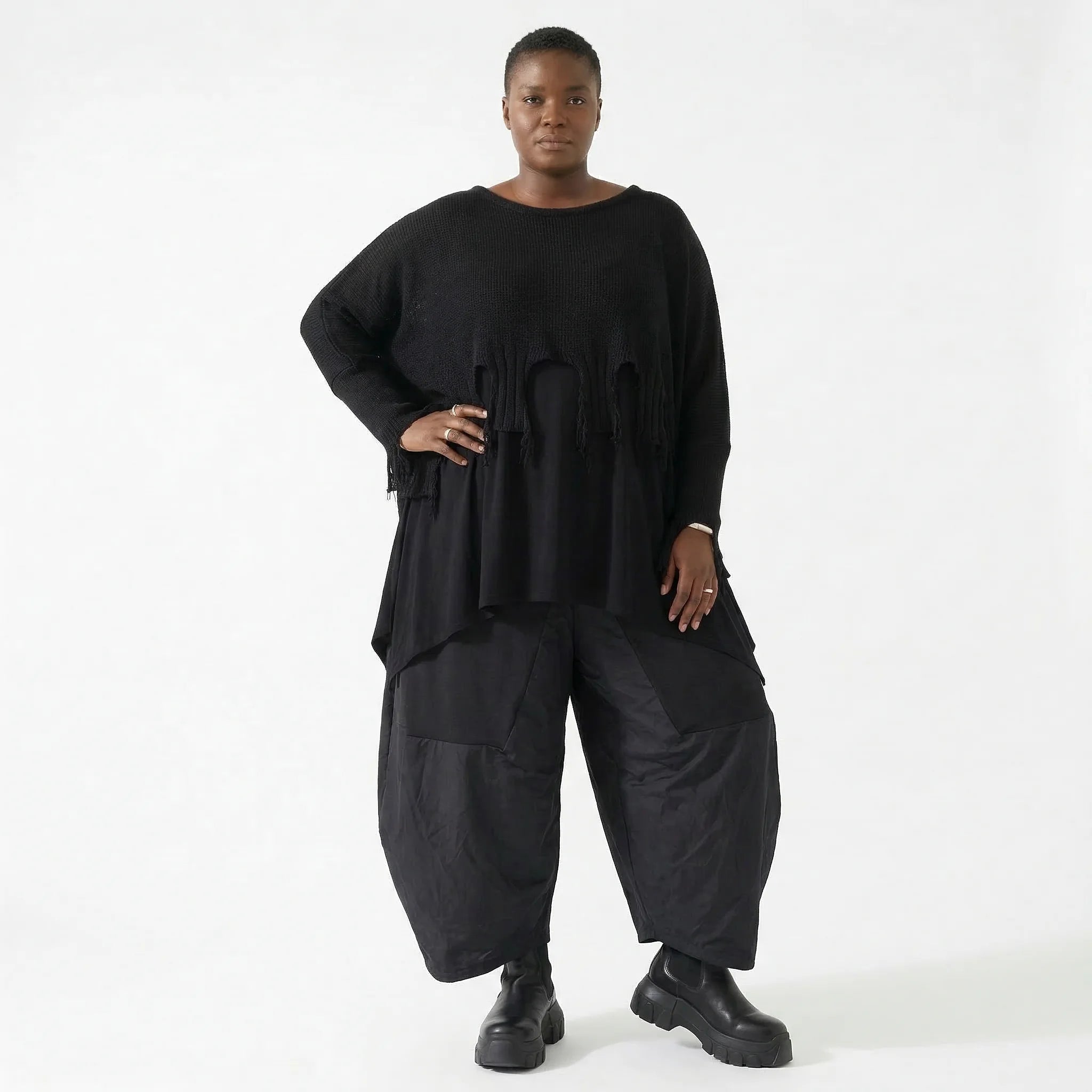Oversize Strick Überwurf aus Baumwolle mit Destroyed Optik von AKH Premium bei Modeare Lagenlook Damen Pullover Schwarz