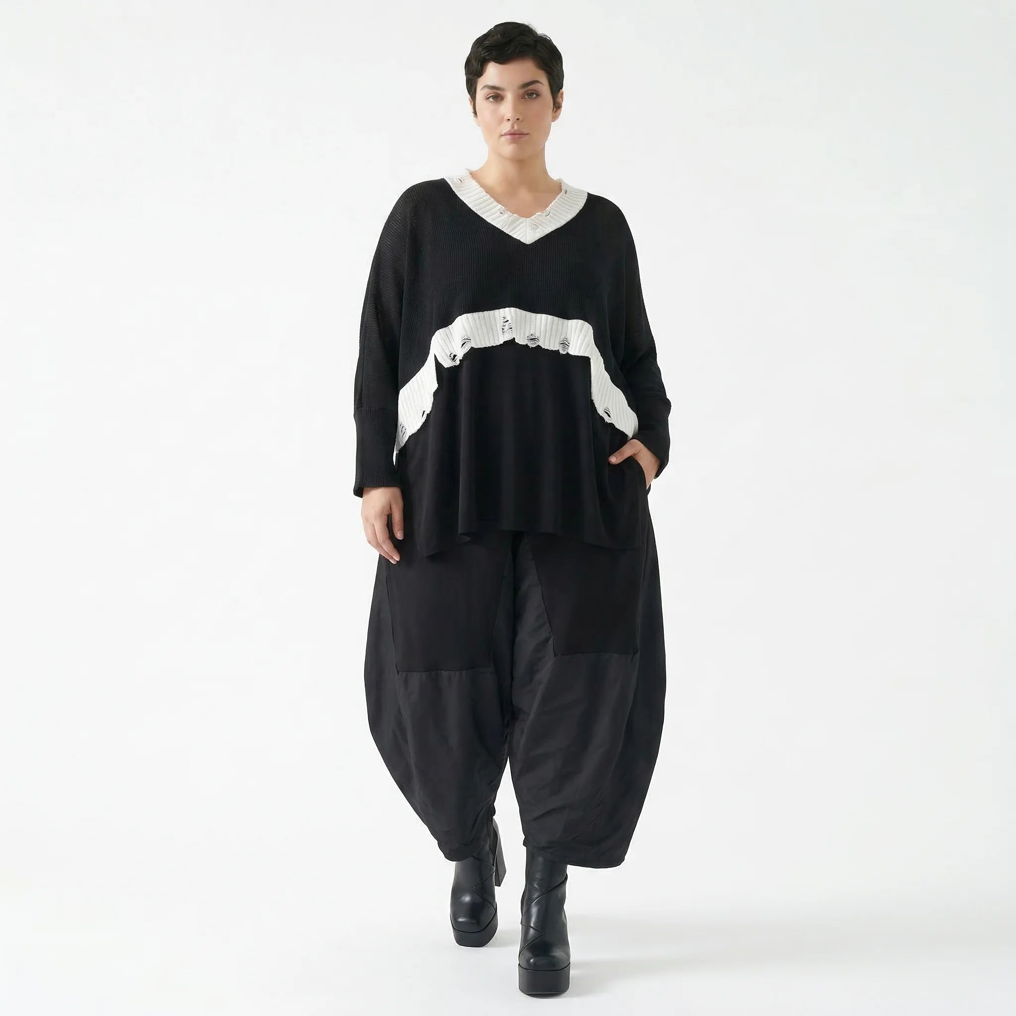 Oversize Strick Überwurf schwarz Avantgarde Lagenlook Baumwolle AKH Premium Modeare modern und vielseitig für Damenmode Trends