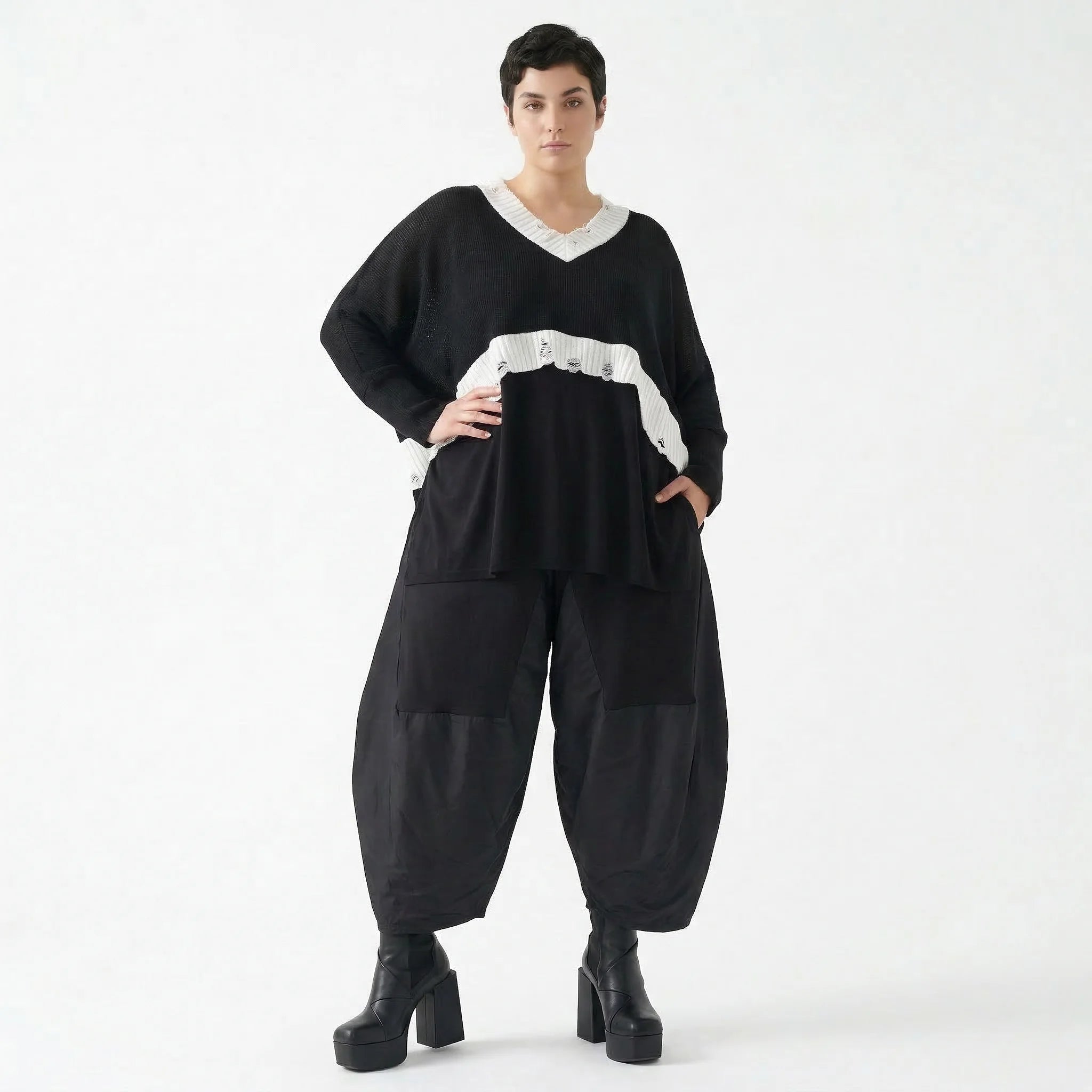 Oversize Strick Überwurf schwarz Avantgarde Lagenlook Baumwolle AKH Premium Modeare modern und vielseitig für Damenmode Trends