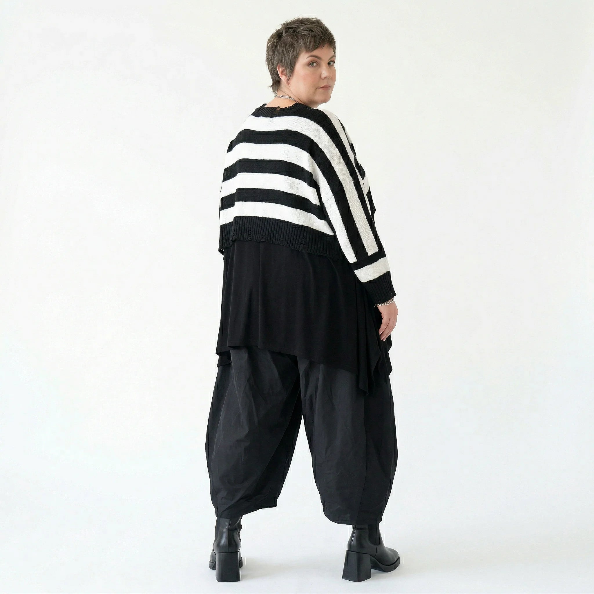 Strick Überwurf Damen Oversize Streifen Look weich Baumwolle kastig AKH Premium Modeare Layering Avantgarde bequem Statement Style