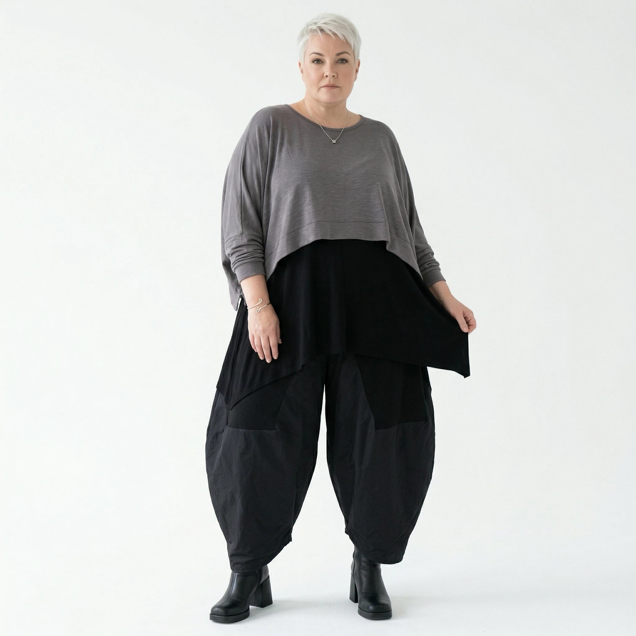Oversize Feinstrick Überwurf kastig Lagenlook stretch weich AKH Premium Modeare Damenmode Avantgarde Übergang bequem modern