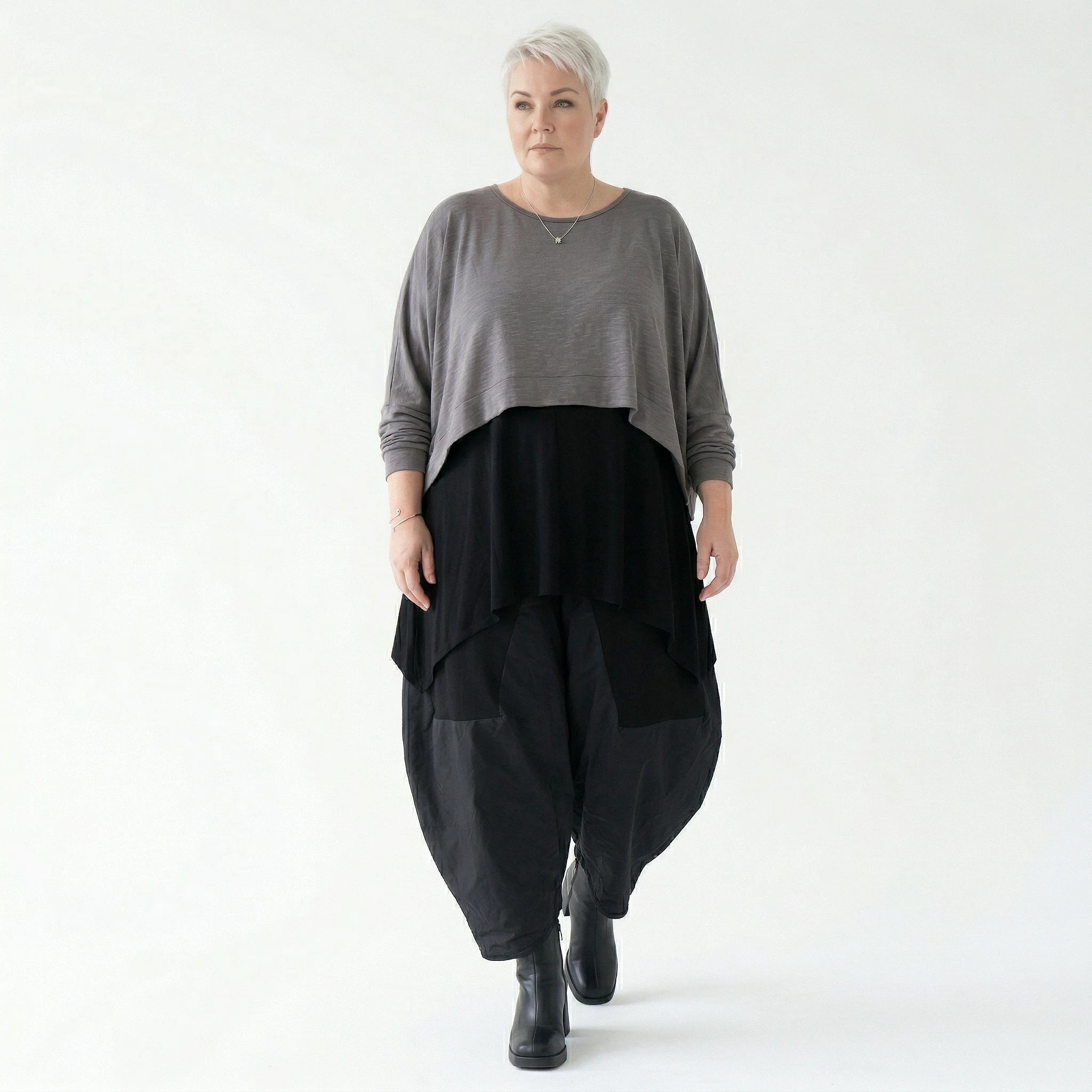 Oversize Feinstrick Überwurf kastig Lagenlook stretch weich AKH Premium Modeare Damenmode Avantgarde Übergang bequem modern