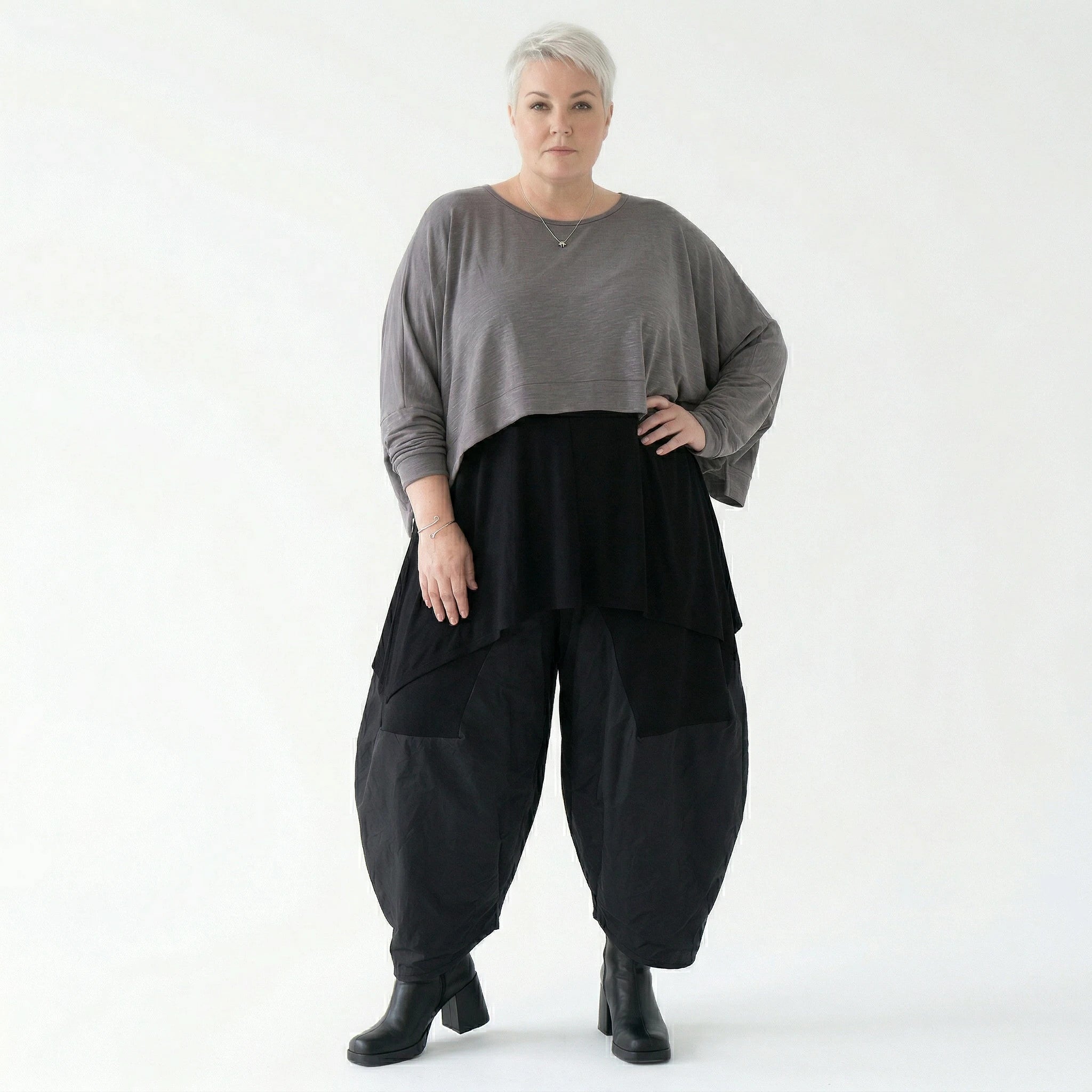 Oversize Feinstrick Überwurf kastig Lagenlook stretch weich AKH Premium Modeare Damenmode Avantgarde Übergang bequem modern