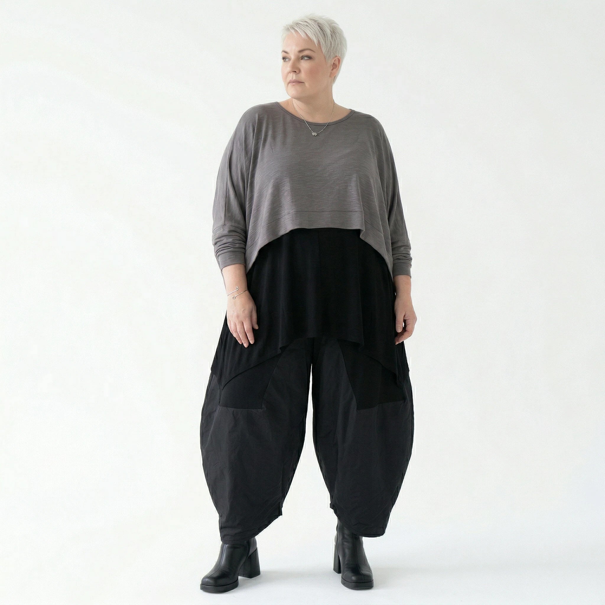 Oversize Feinstrick Überwurf kastig Lagenlook stretch weich AKH Premium Modeare Damenmode Avantgarde Übergang bequem modern