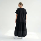 Schwarzweiße Oversizebluse mit Rundhals und Kurzarm aus weich fließendem Stretchmix
