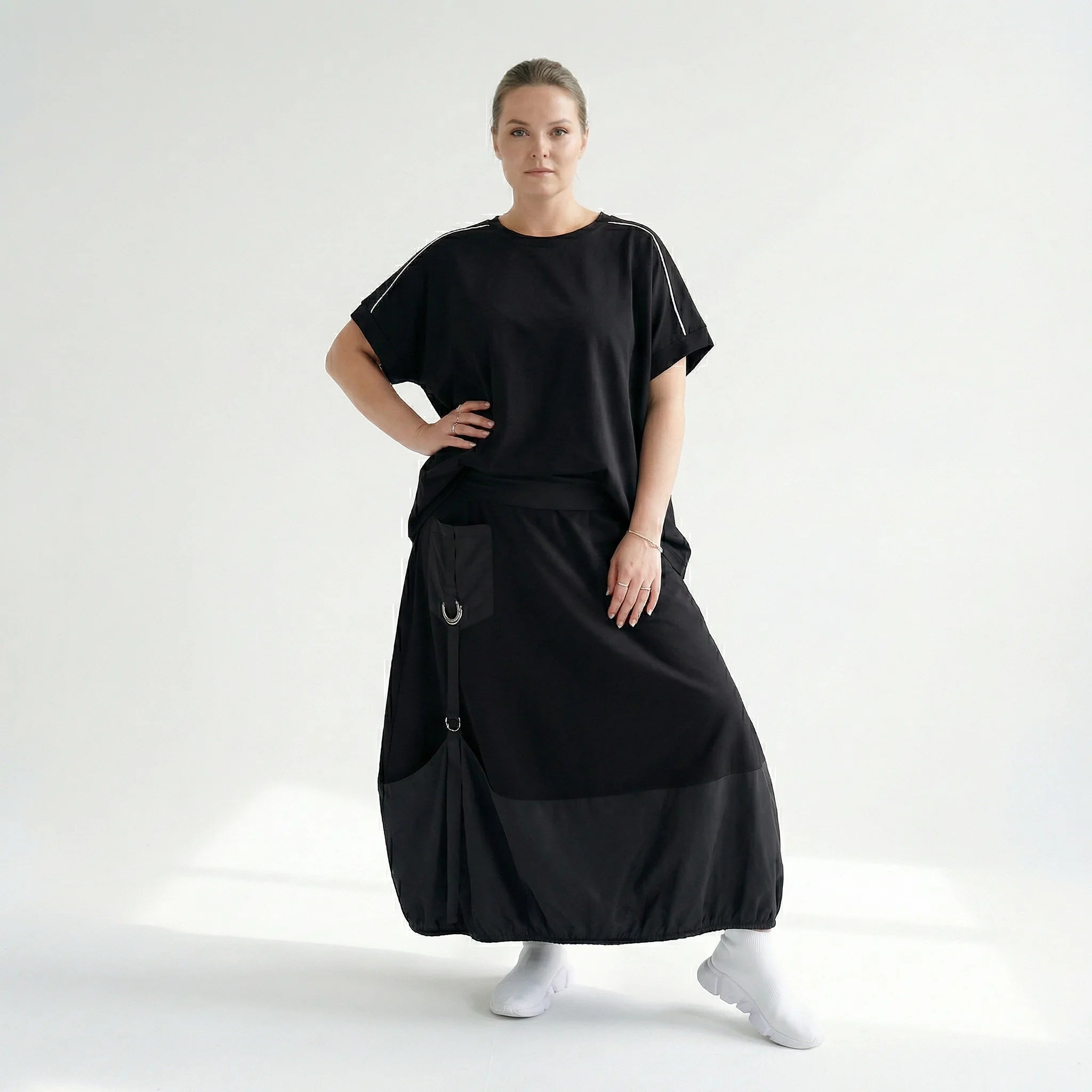 Schwarzweiße Oversizebluse mit Rundhals und Kurzarm aus weich fließendem Stretchmix