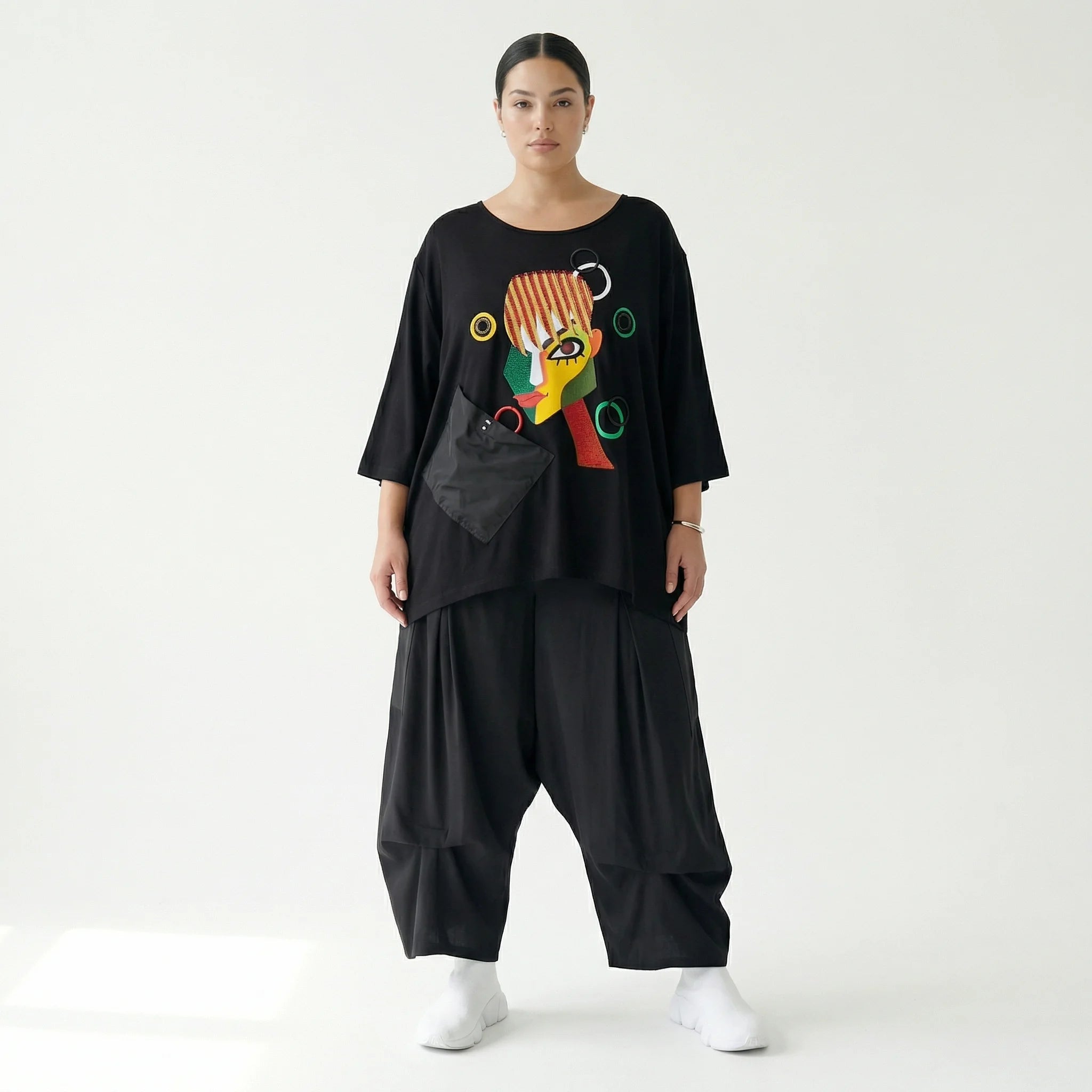 Maxlive Damen Oversize Bluse Schwarz mit Gesichtsmotiv, Ziertasche, Viskose-Elasthan, EU 38 bis 62