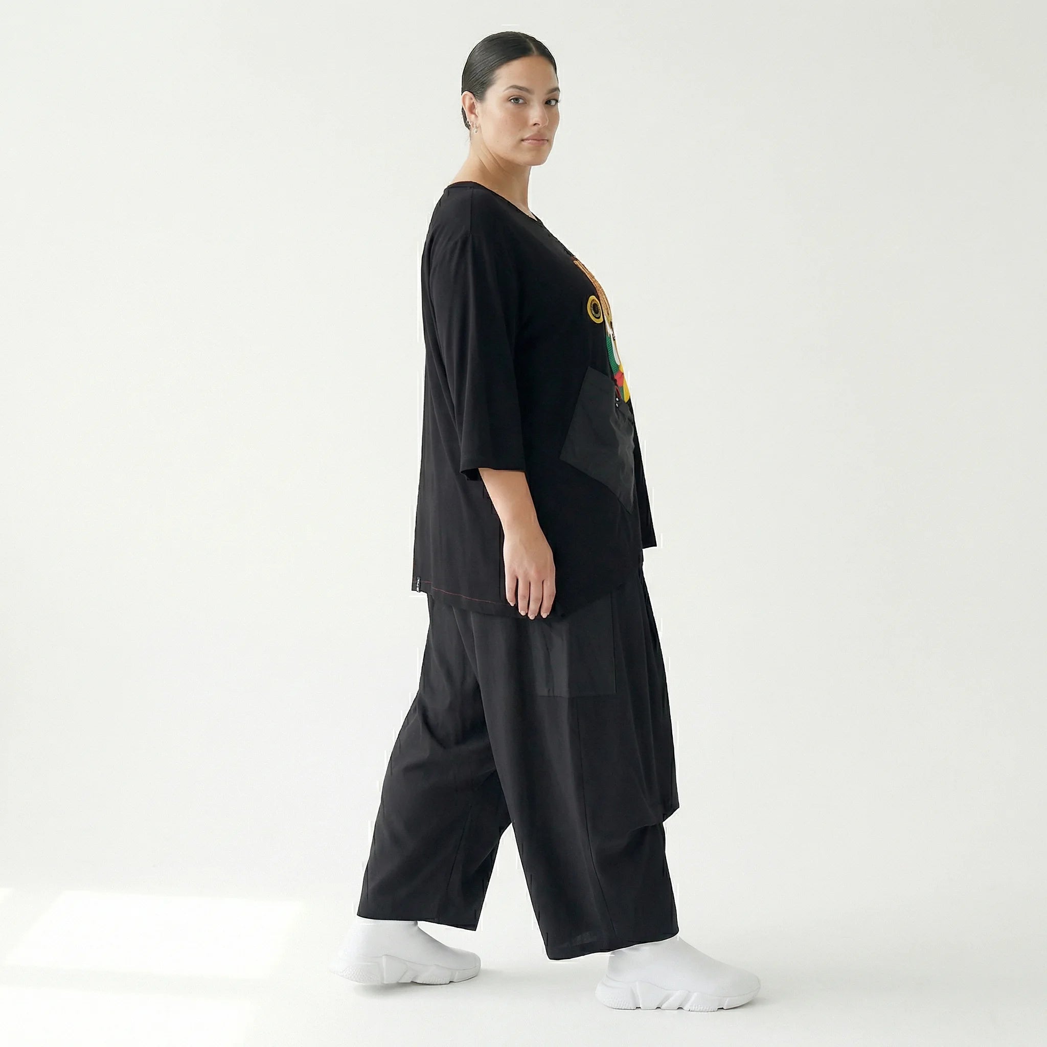Maxlive Damen Oversize Bluse Schwarz mit Gesichtsmotiv, Ziertasche, Viskose-Elasthan, EU 38 bis 62