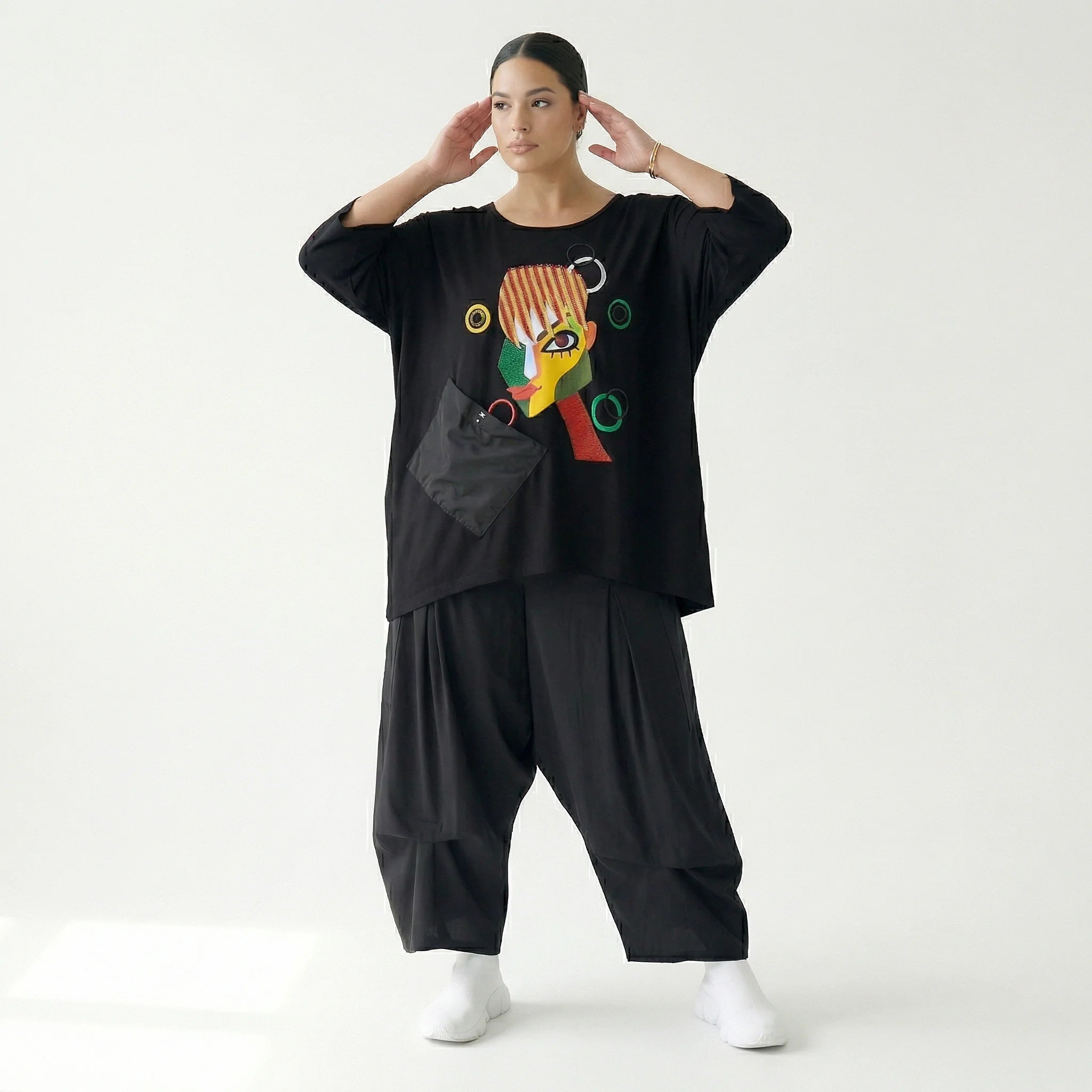 Maxlive Damen Oversize Bluse Schwarz mit Gesichtsmotiv, Ziertasche, Viskose-Elasthan, EU 38 bis 62