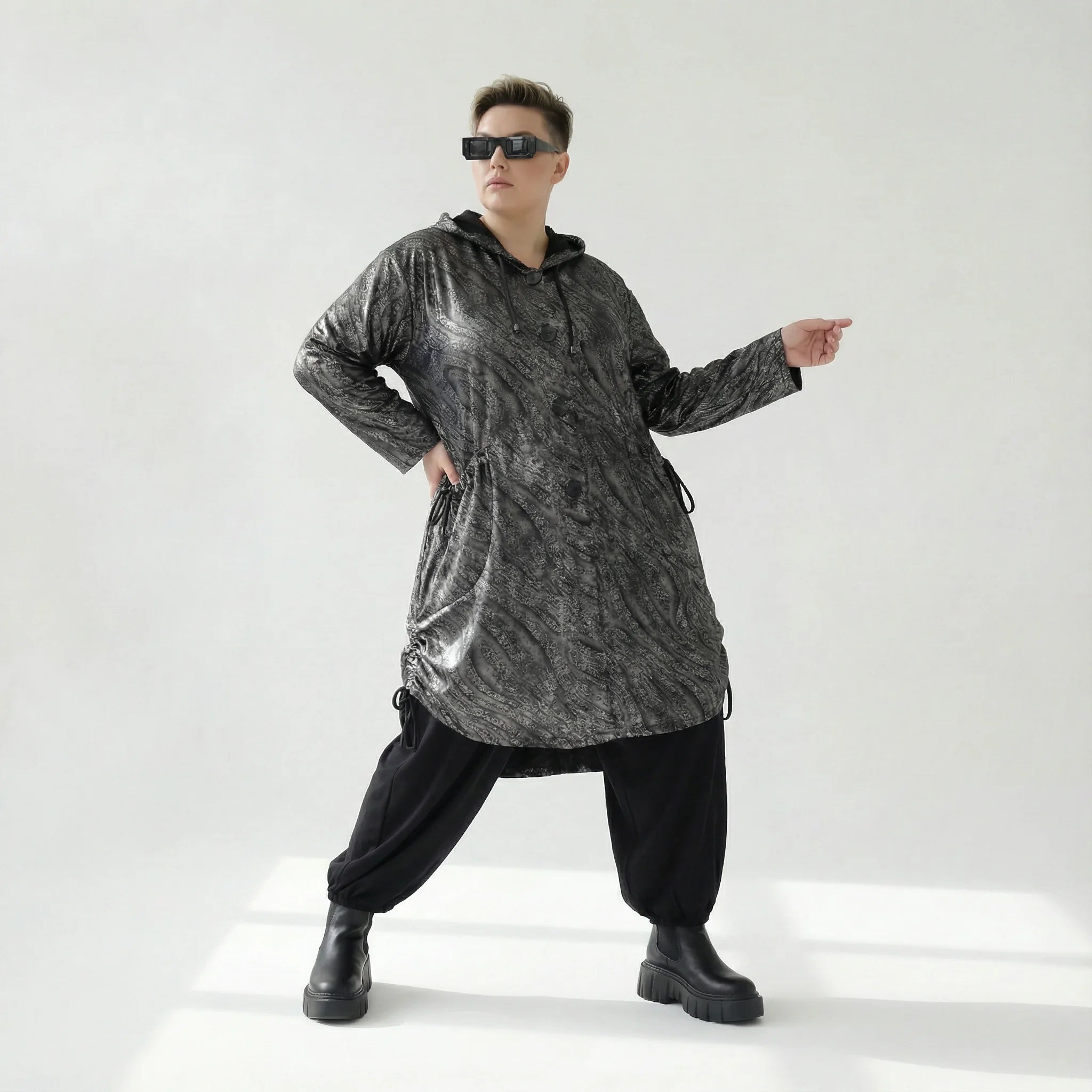 Oversize Jacke Lederoptik Winter schwarzgrau mit Kapuze & Tunnelzug | AKH Premium x Modeare – warme Avantgarde Damenmode für EU 46/56
