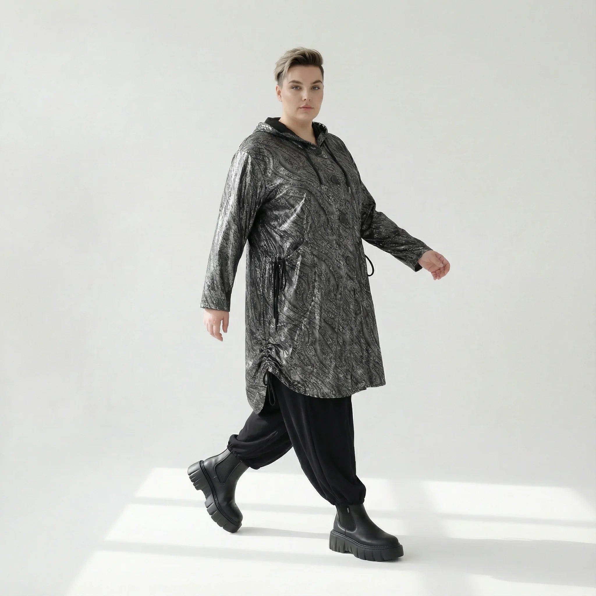 Oversize Jacke Lederoptik Winter schwarzgrau mit Kapuze & Tunnelzug | AKH Premium x Modeare – warme Avantgarde Damenmode für EU 46/56