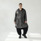 Oversize Jacke Lederoptik Winter schwarzgrau mit Kapuze & Tunnelzug | AKH Premium x Modeare – warme Avantgarde Damenmode für EU 46/56
