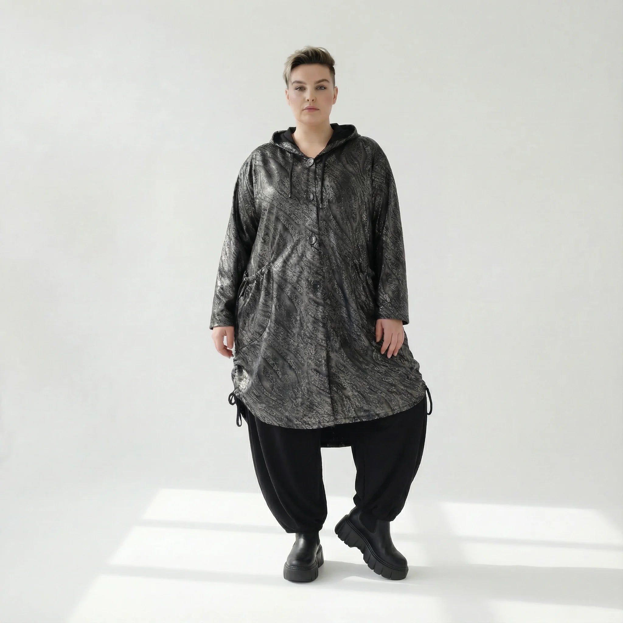 Oversize Jacke Lederoptik Winter schwarzgrau mit Kapuze & Tunnelzug | AKH Premium x Modeare – warme Avantgarde Damenmode für EU 46/56