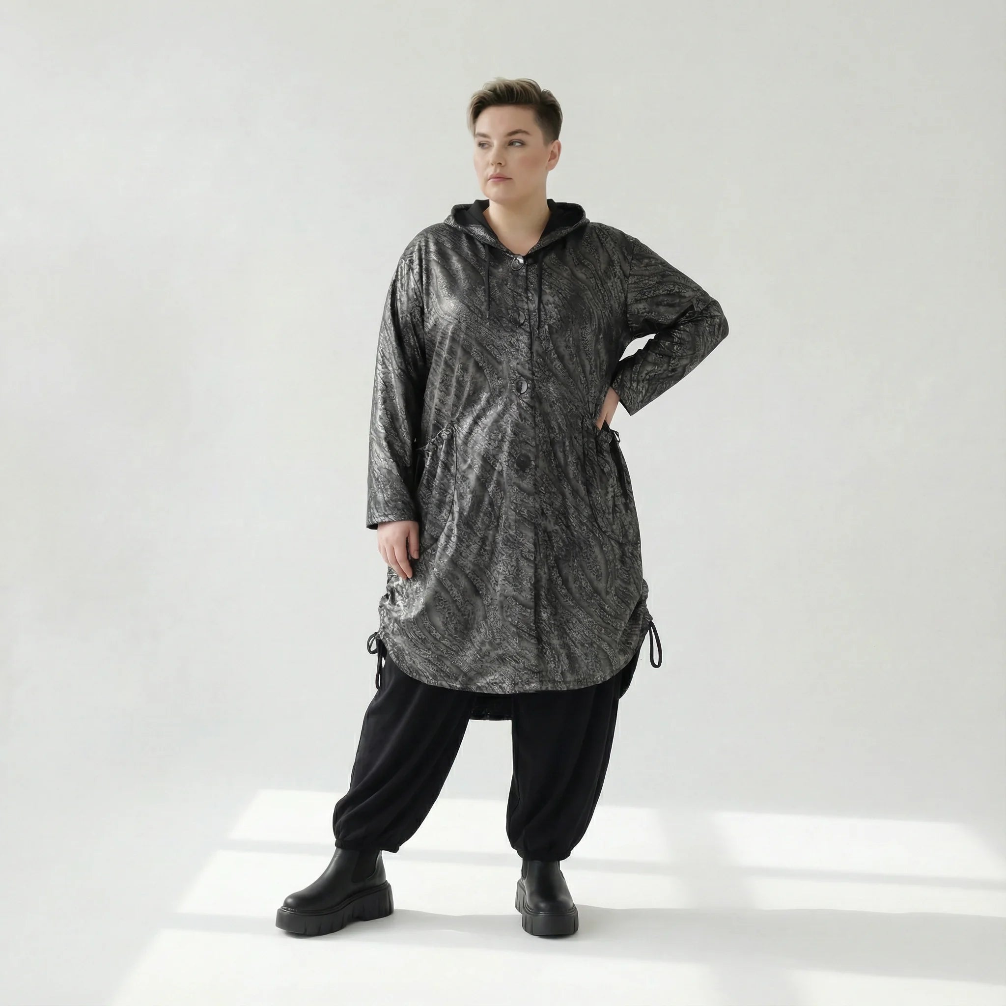 Oversize Jacke Lederoptik Winter schwarzgrau mit Kapuze & Tunnelzug | AKH Premium x Modeare – warme Avantgarde Damenmode für EU 46/56