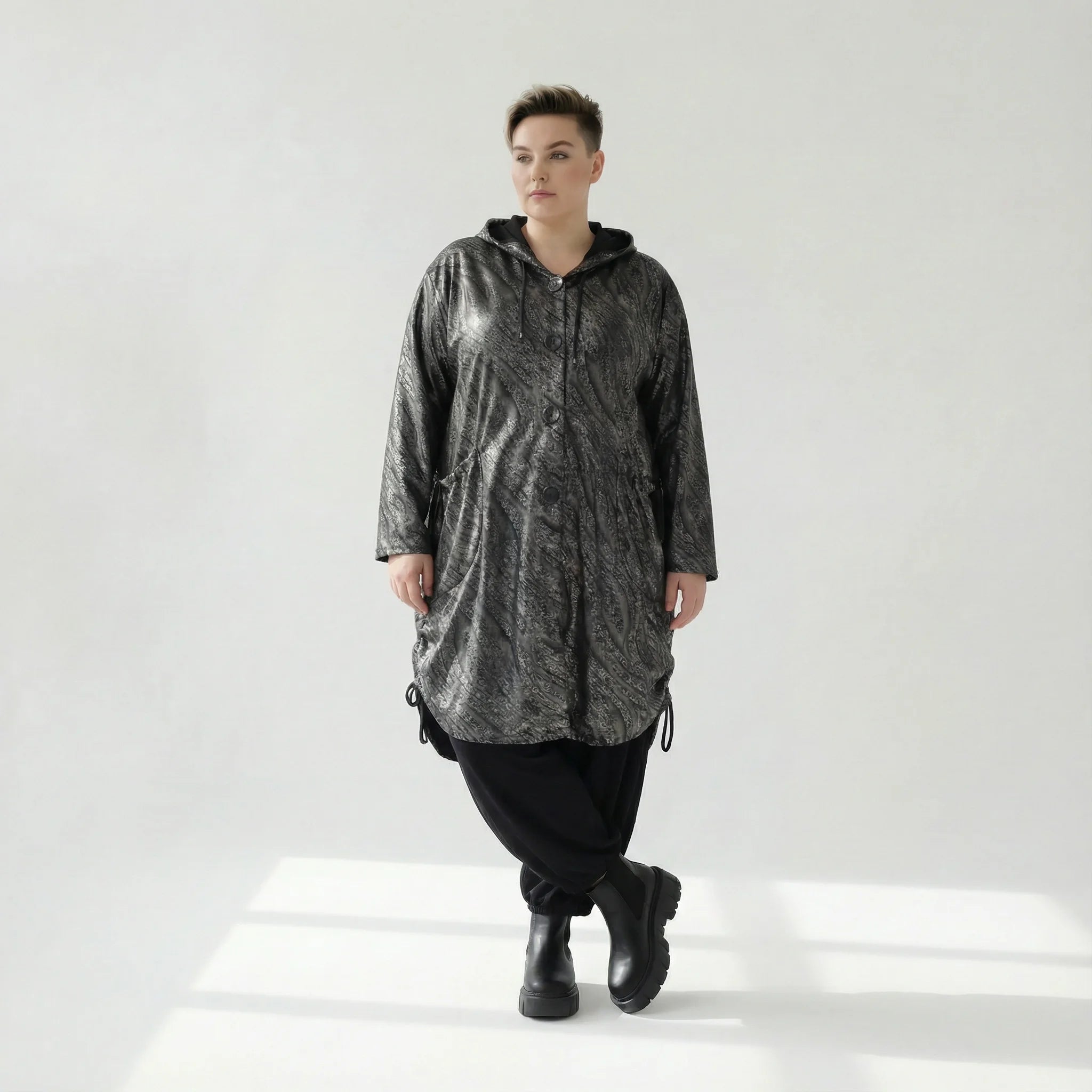 Oversize Jacke Lederoptik Winter schwarzgrau mit Kapuze & Tunnelzug | AKH Premium x Modeare – warme Avantgarde Damenmode für EU 46/56