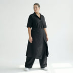 Schwarzer Crashjumpsuit Oversize aus Viskose mit weitem Bein Reverskragen und Taschen