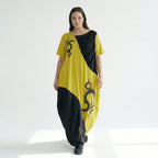 Oversize Maxikleid in Sonnengelb Schwarz mit Pinselstrichprint asymmetrisch aus Jersey